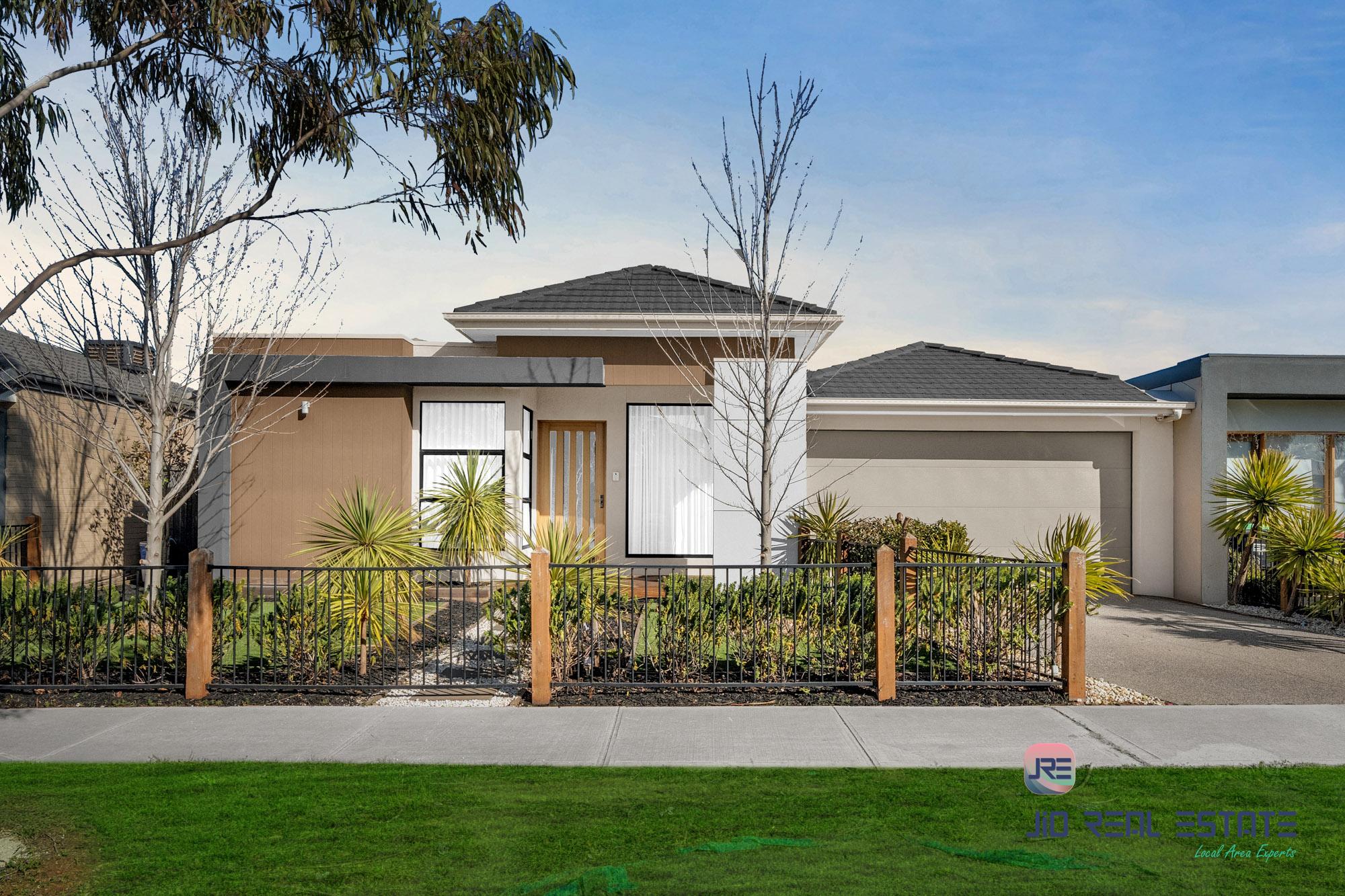 16 Wiltshire Boulevard, Thornhill Park VIC