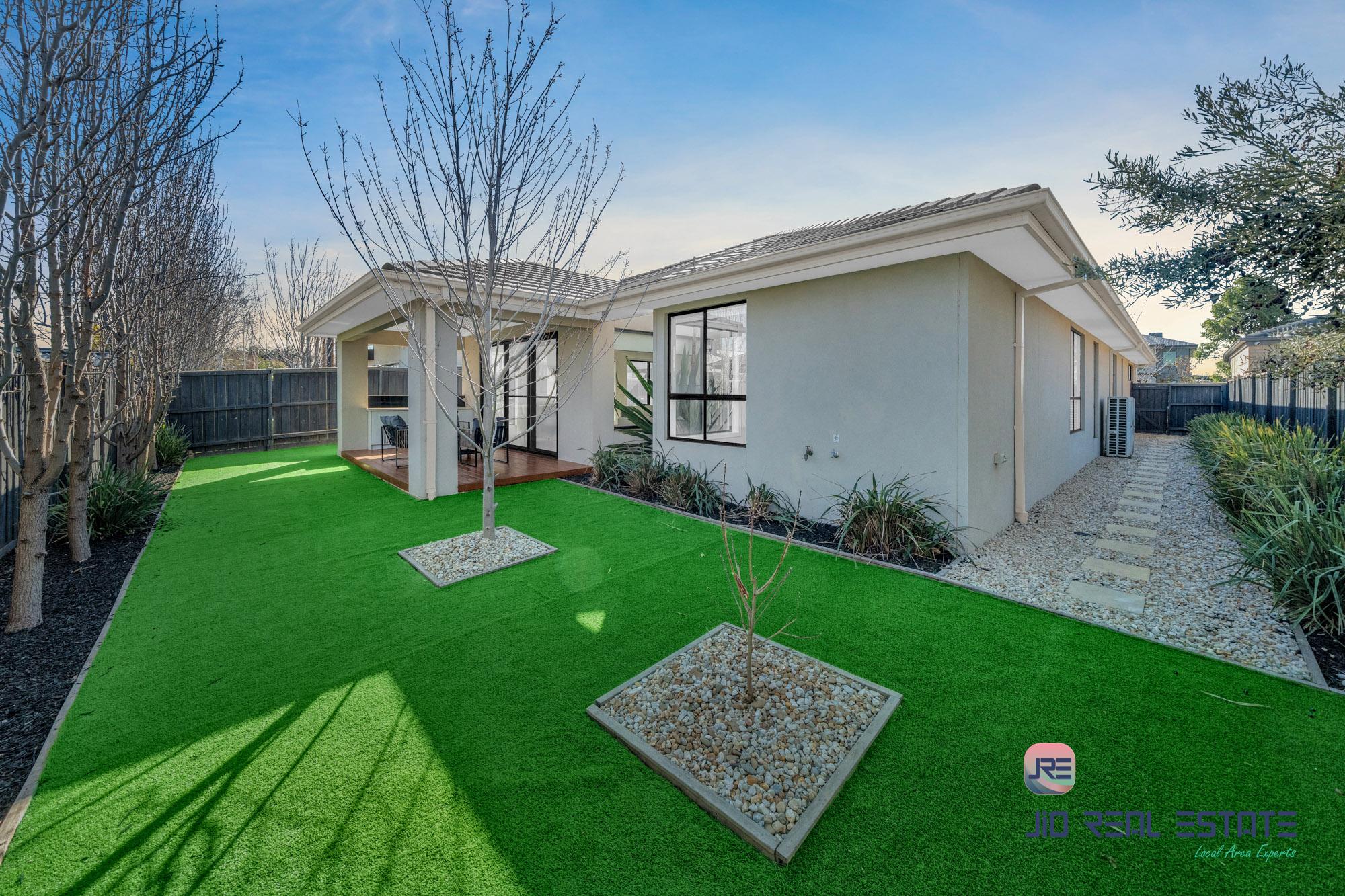 16 Wiltshire Boulevard, Thornhill Park VIC