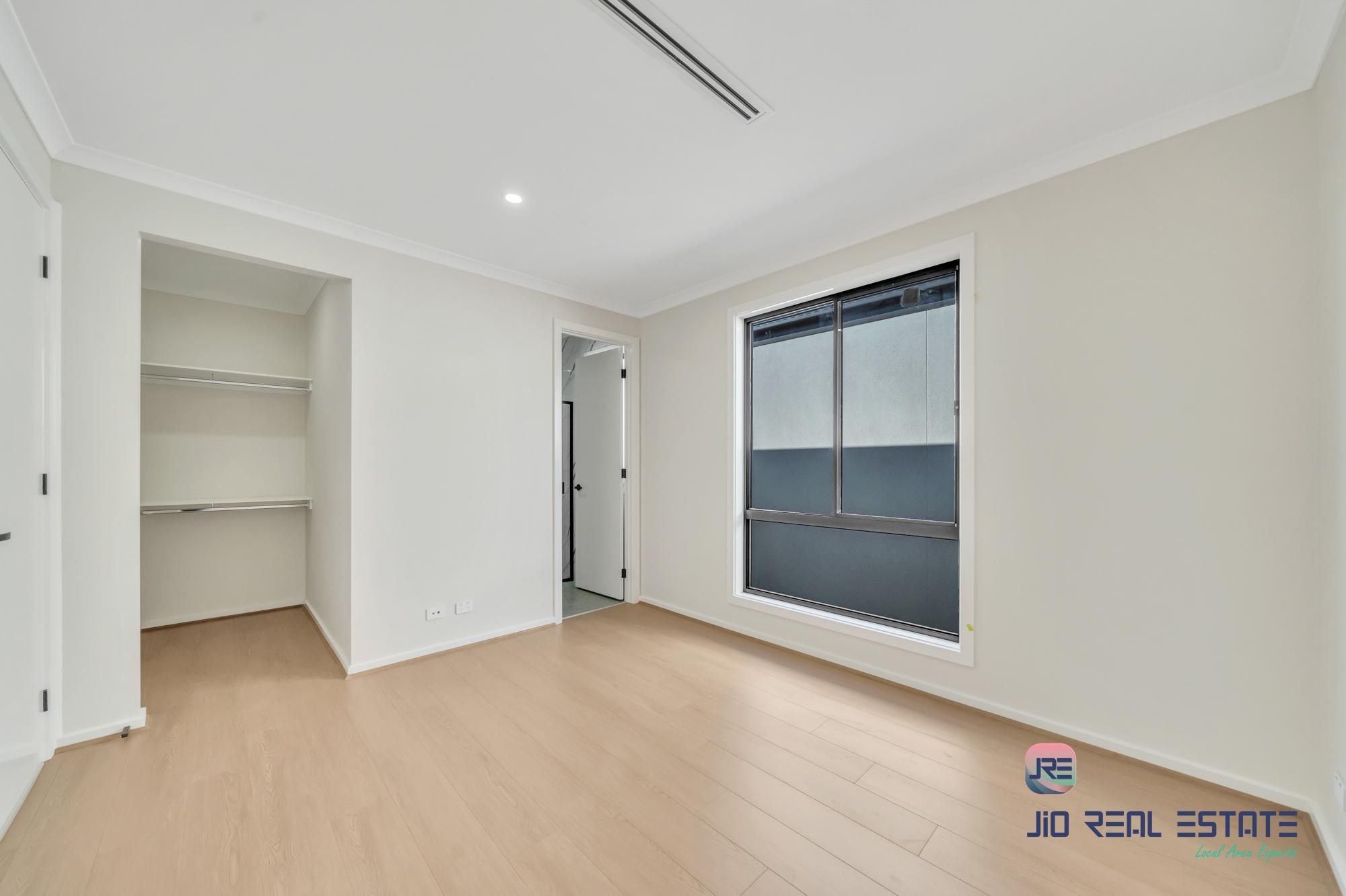 18 Dibiase Grove, Thornhill Park VIC