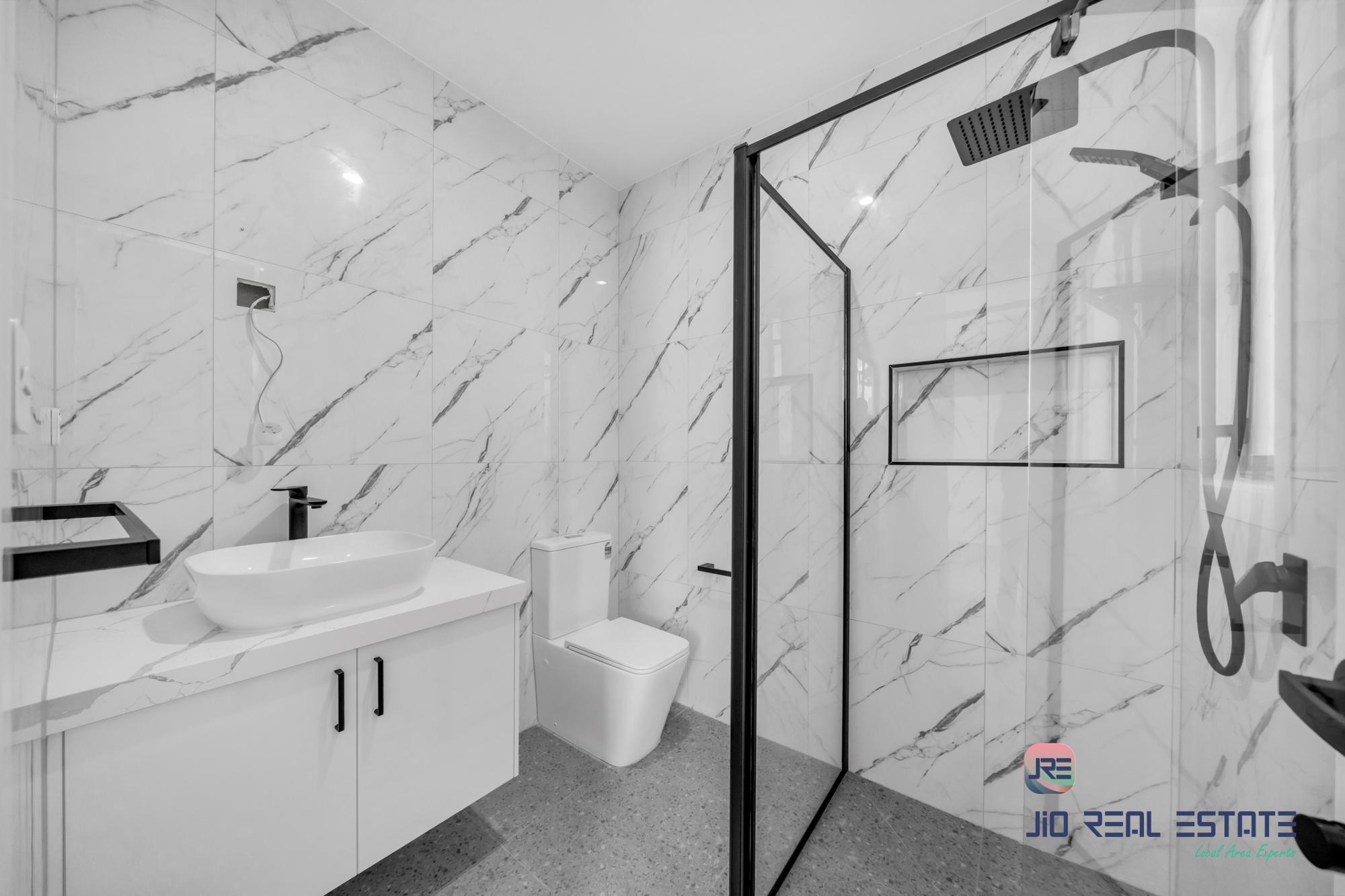 18 Dibiase Grove, Thornhill Park VIC