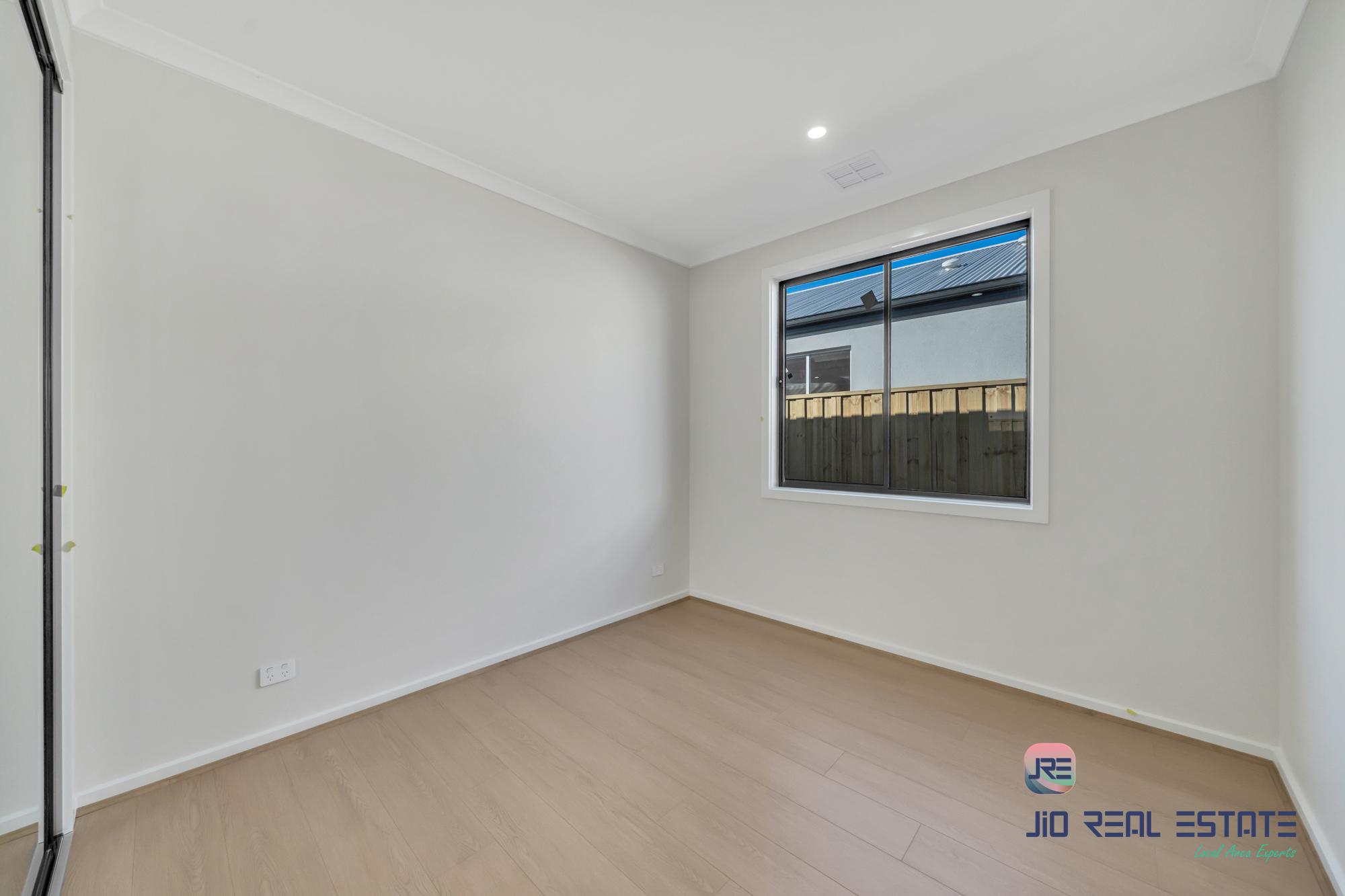 18 Dibiase Grove, Thornhill Park VIC