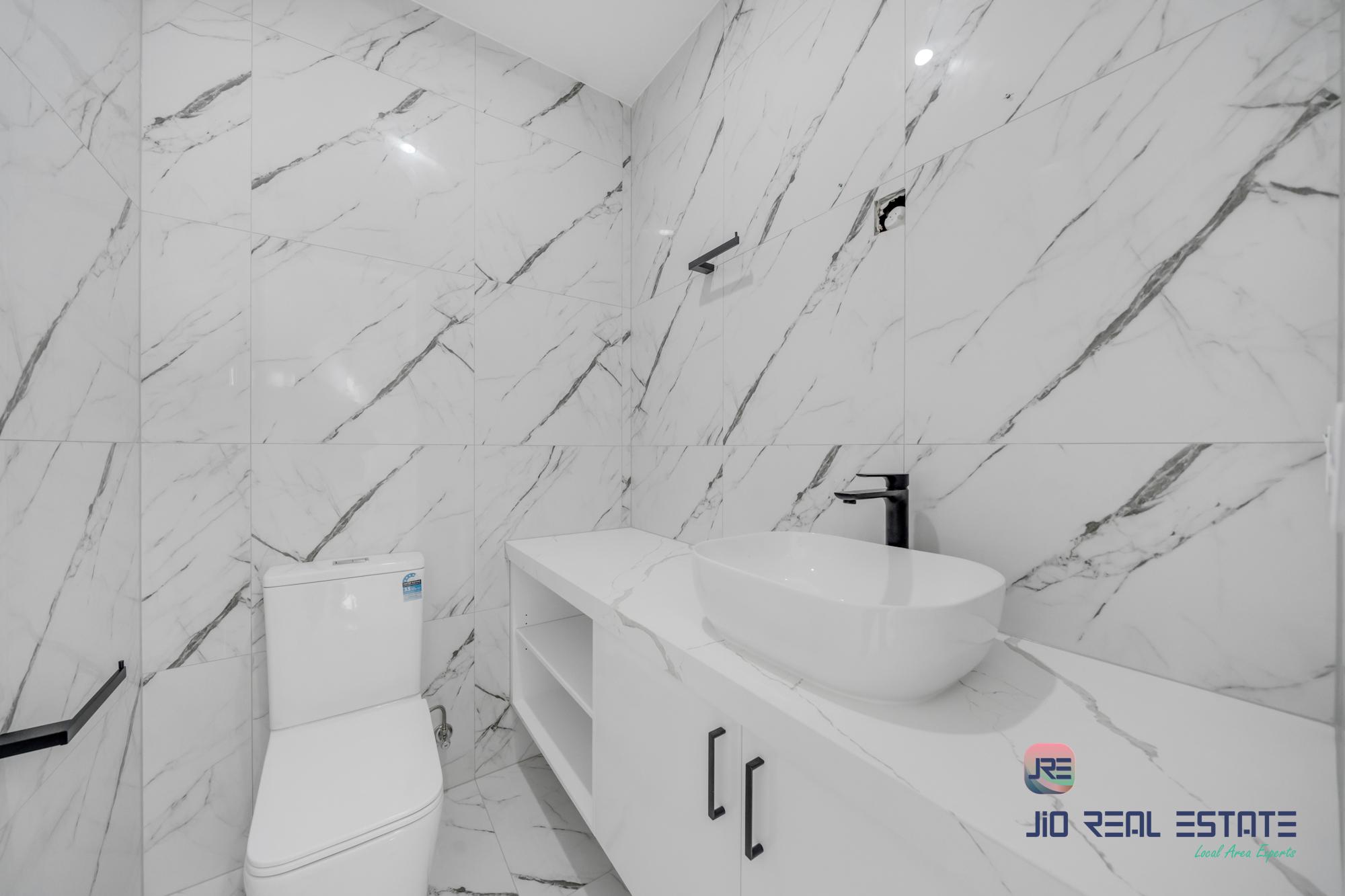 18 Dibiase Grove, Thornhill Park VIC