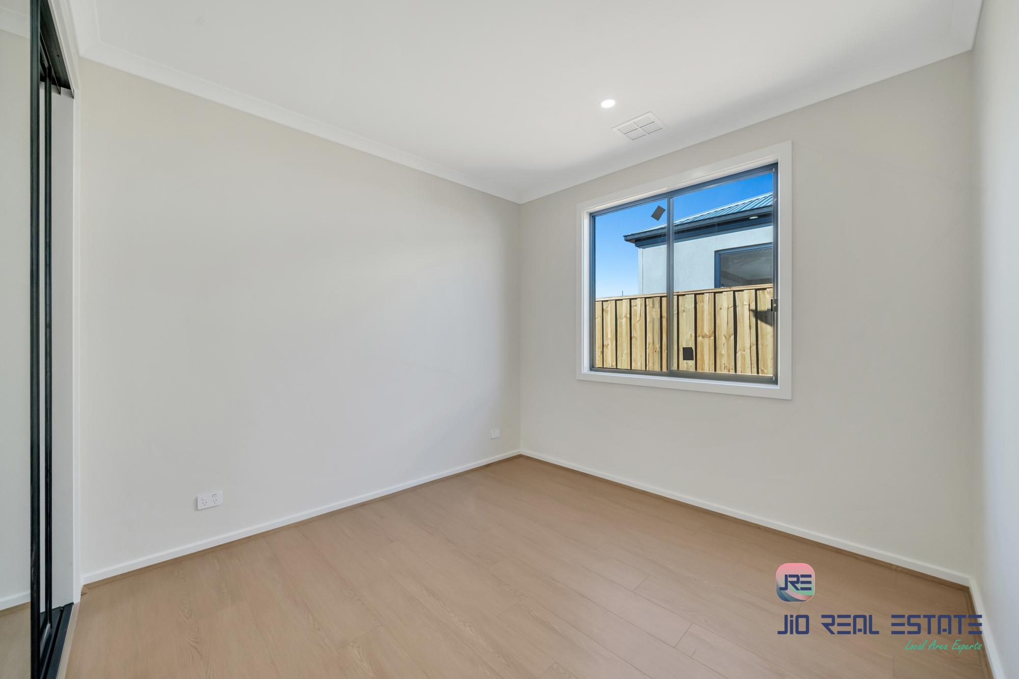 18 Dibiase Grove, Thornhill Park VIC