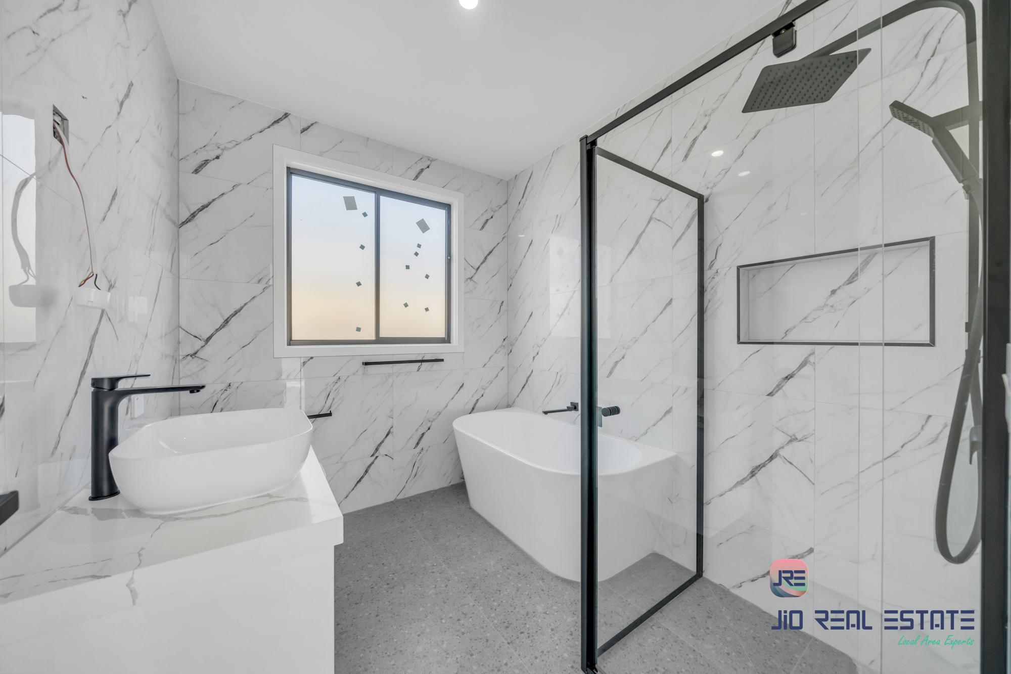 18 Dibiase Grove, Thornhill Park VIC