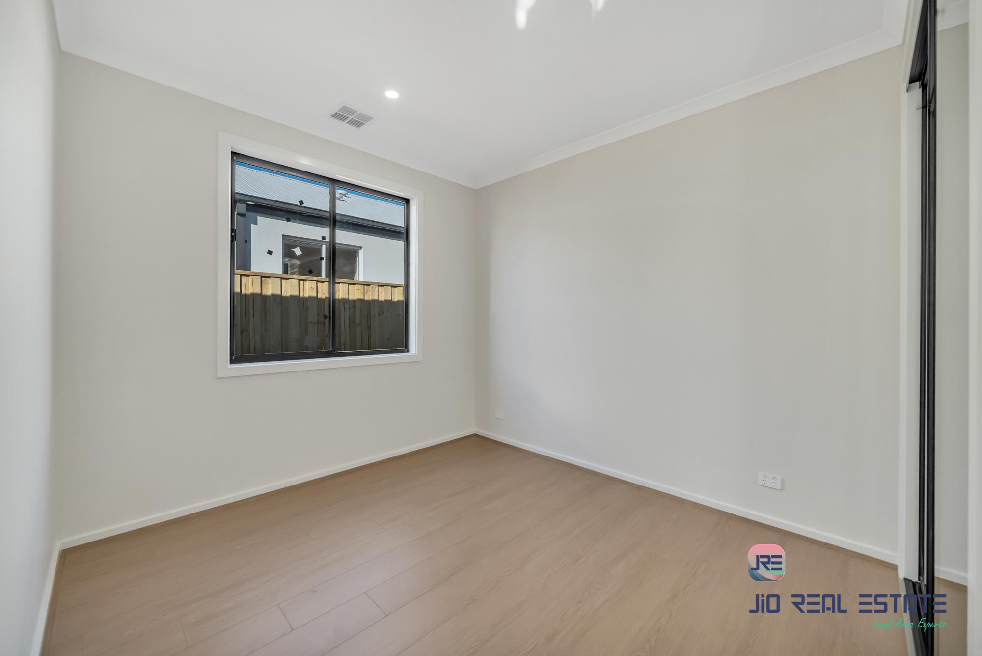 18 Dibiase Grove, Thornhill Park VIC