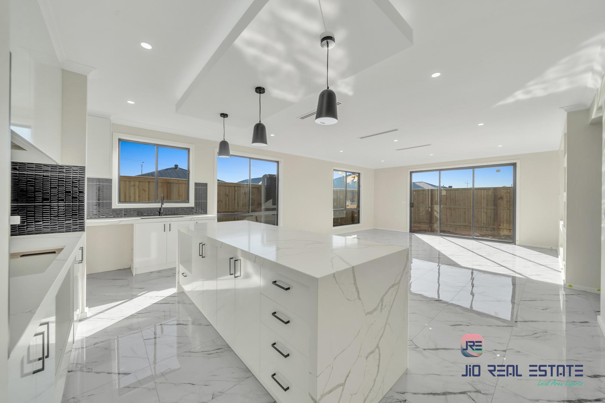 18 Dibiase Grove, Thornhill Park VIC