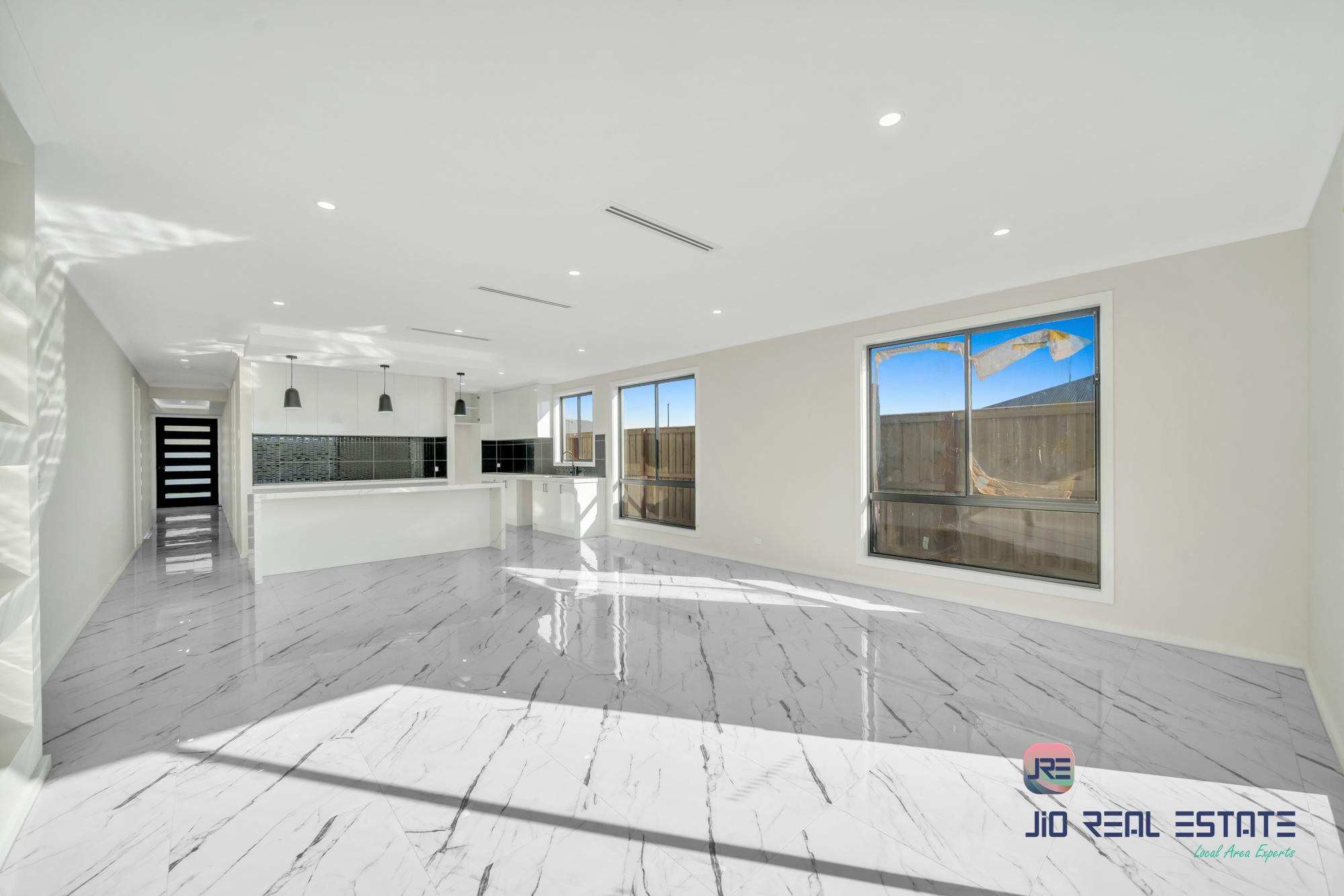 18 Dibiase Grove, Thornhill Park VIC