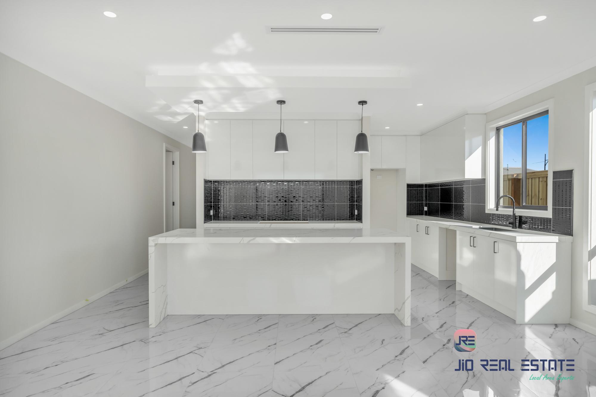 18 Dibiase Grove, Thornhill Park VIC