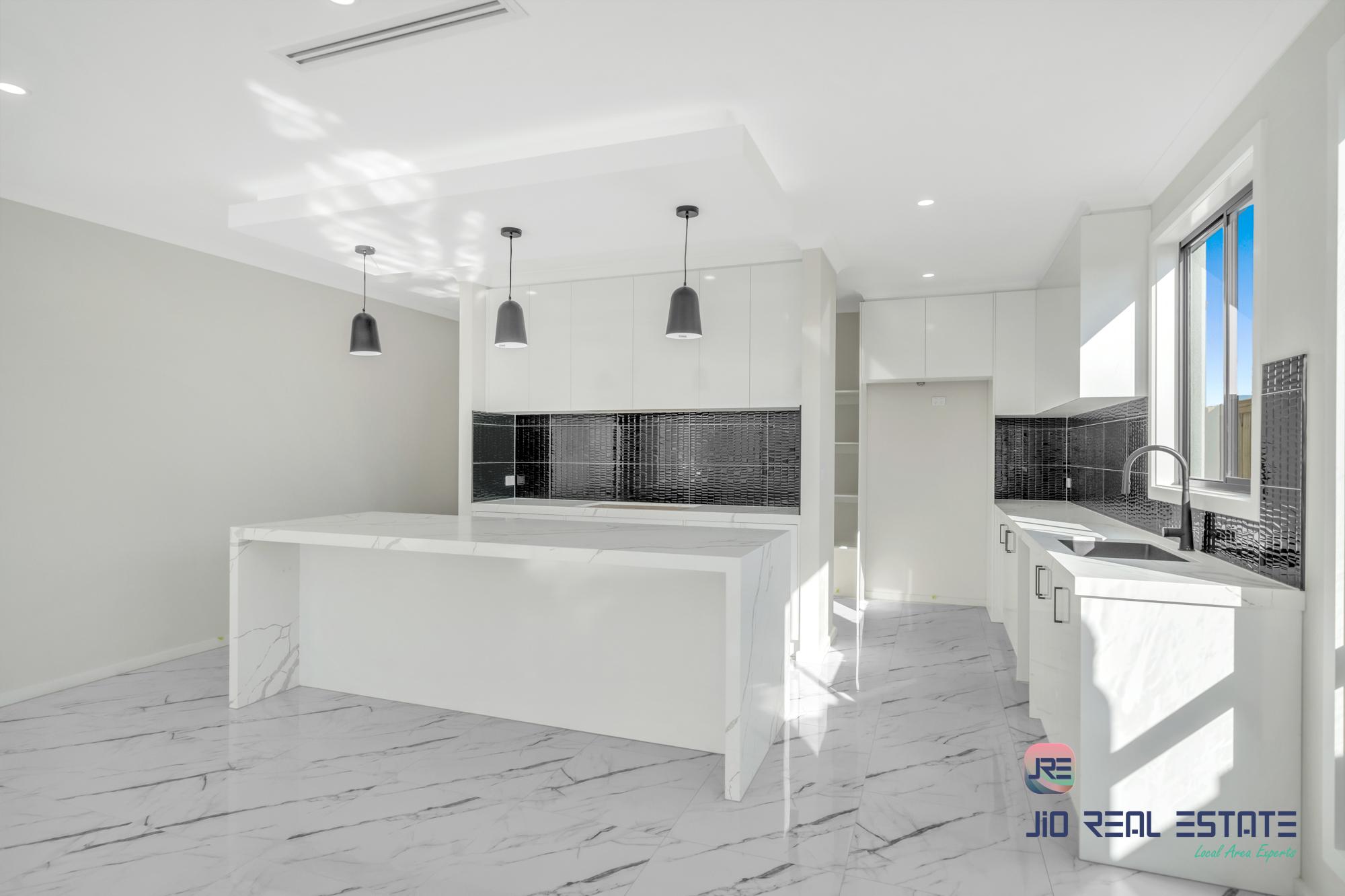 18 Dibiase Grove, Thornhill Park VIC