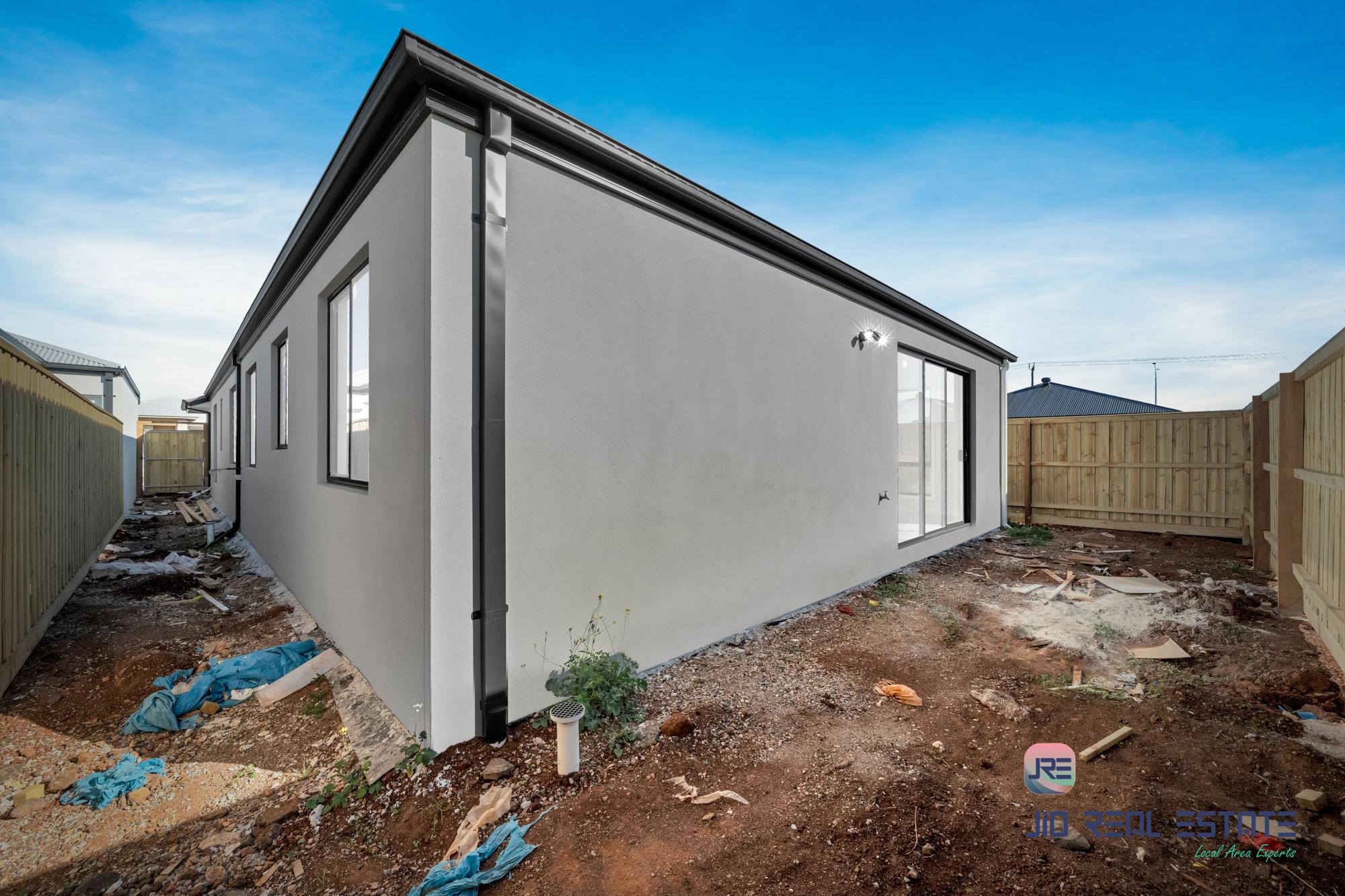 18 Dibiase Grove, Thornhill Park VIC