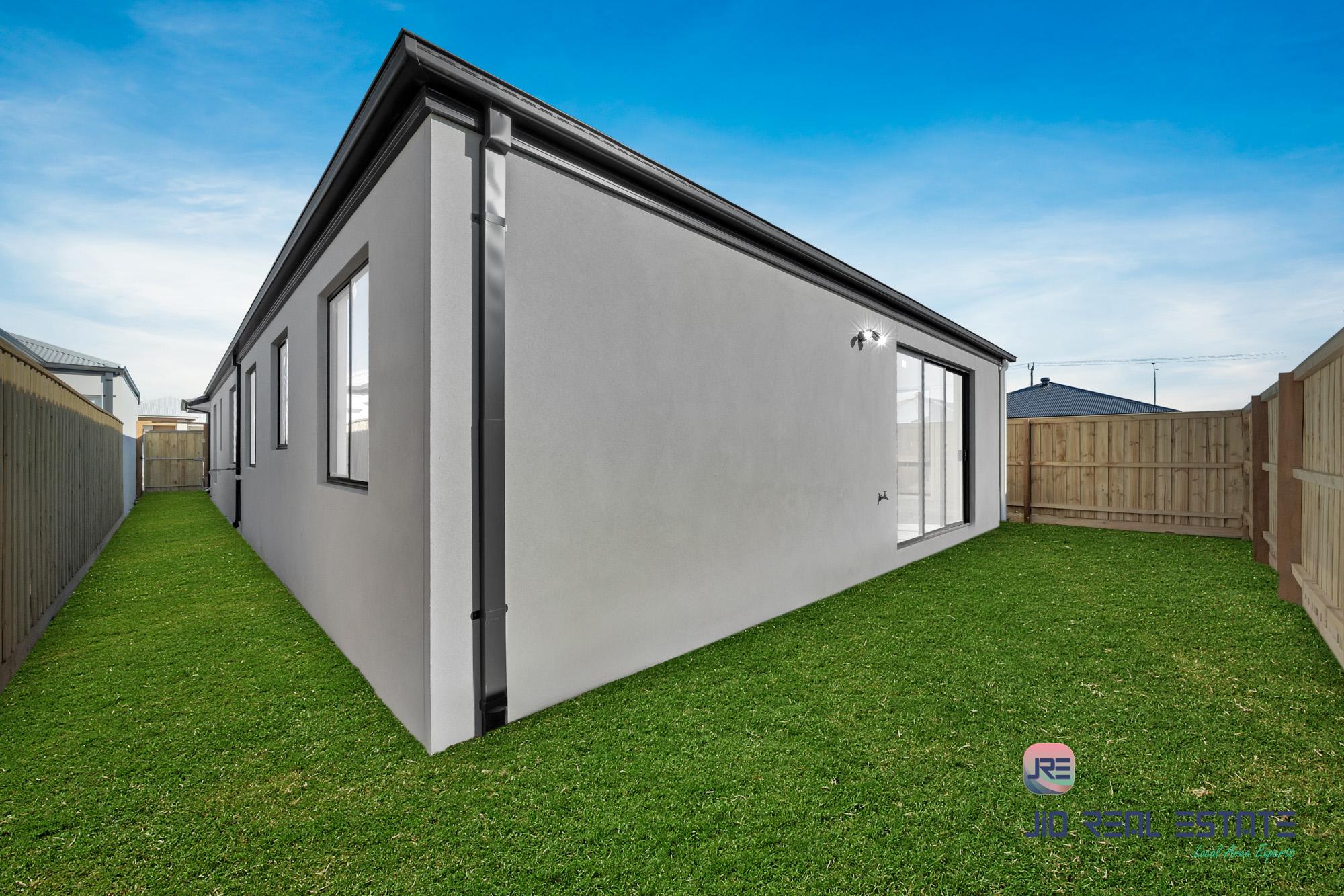 18 Dibiase Grove, Thornhill Park VIC