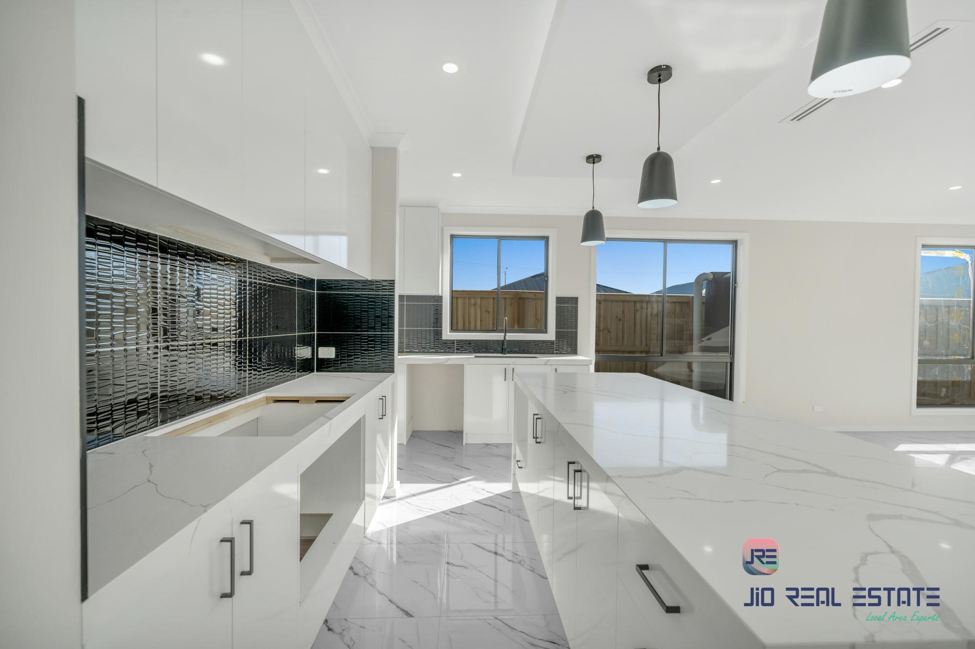 18 Dibiase Grove, Thornhill Park VIC