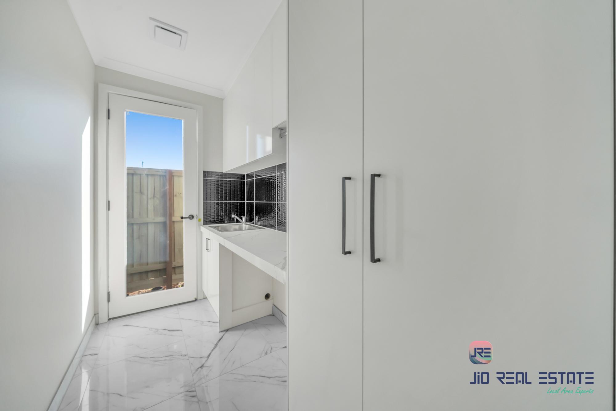 18 Dibiase Grove, Thornhill Park VIC