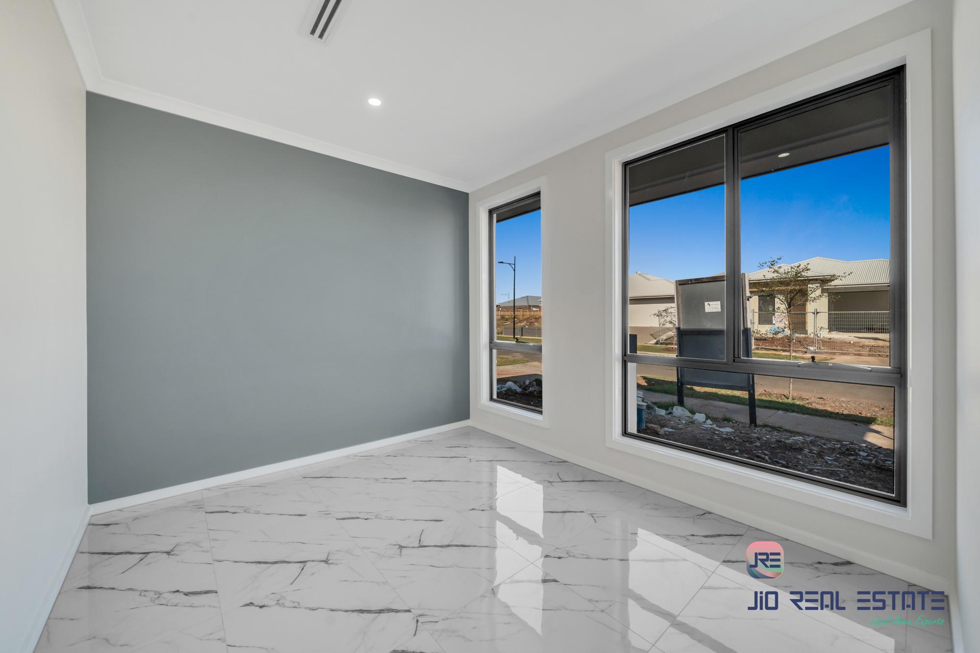 18 Dibiase Grove, Thornhill Park VIC