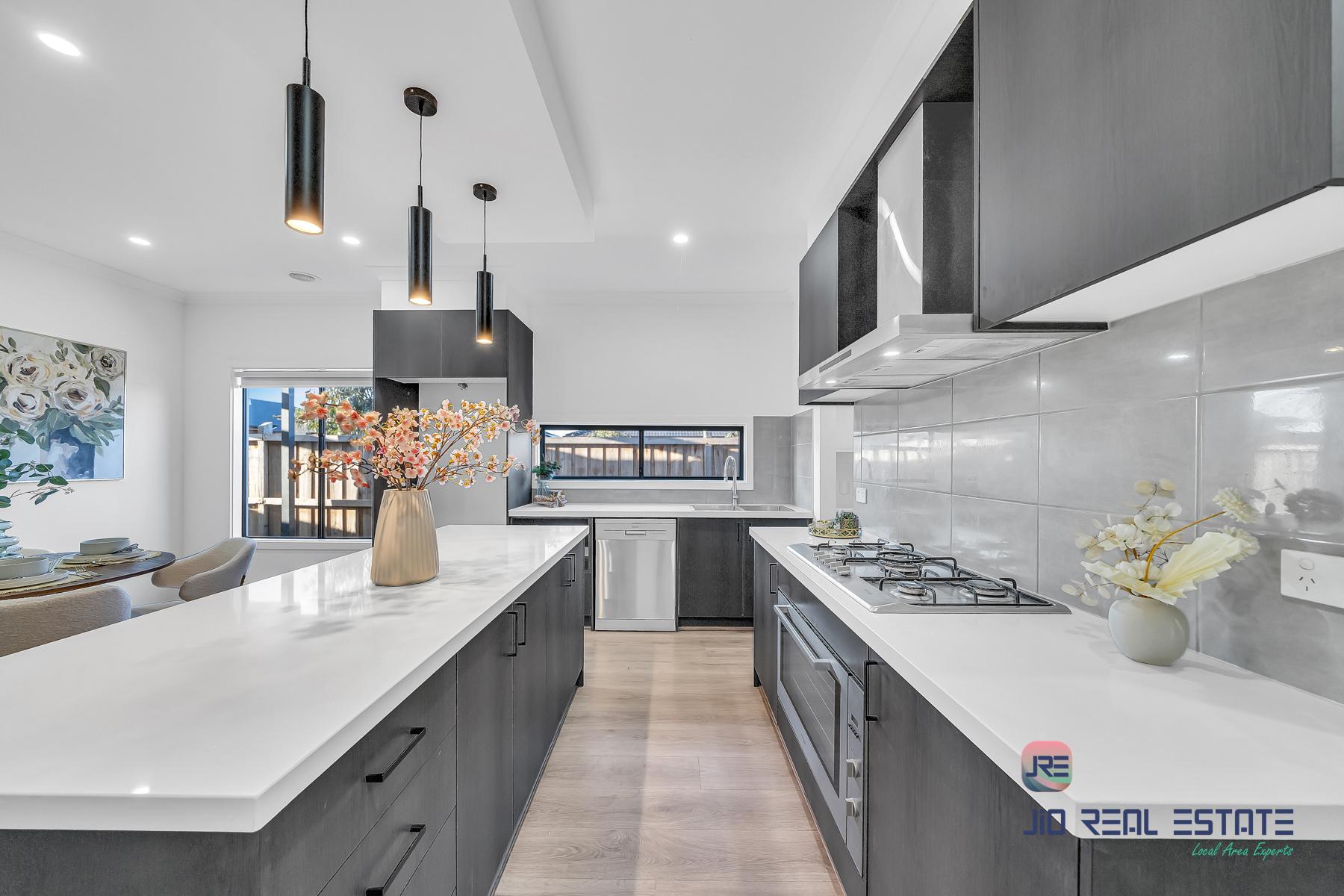 12 Nagar Street, Thornhill Park VIC