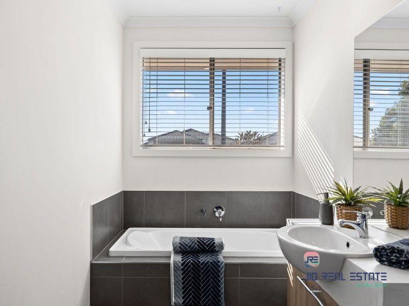 2 Blackscroft Road, Thornhill Park VIC