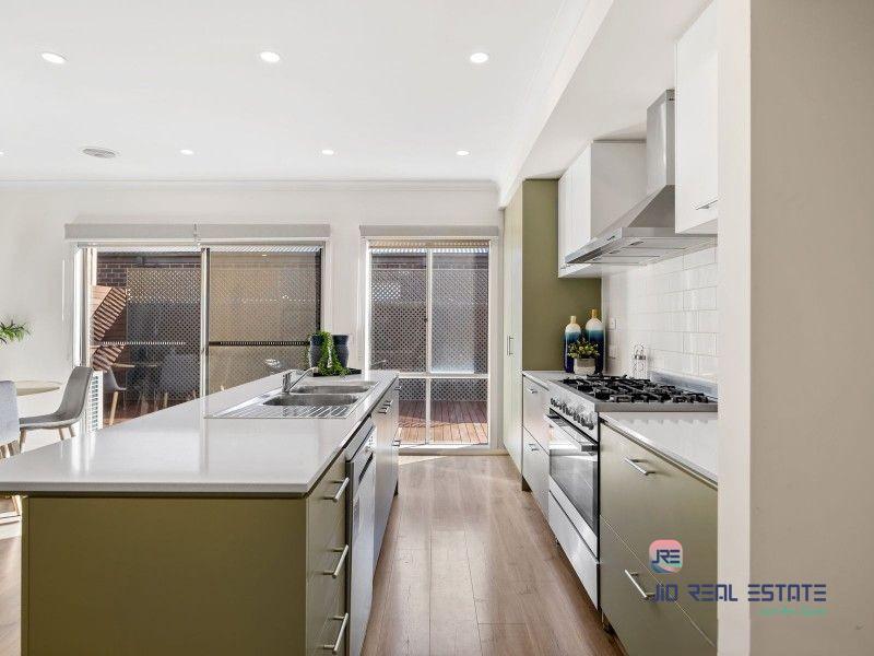 2 Blackscroft Road, Thornhill Park VIC