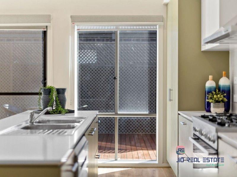 2 Blackscroft Road, Thornhill Park VIC