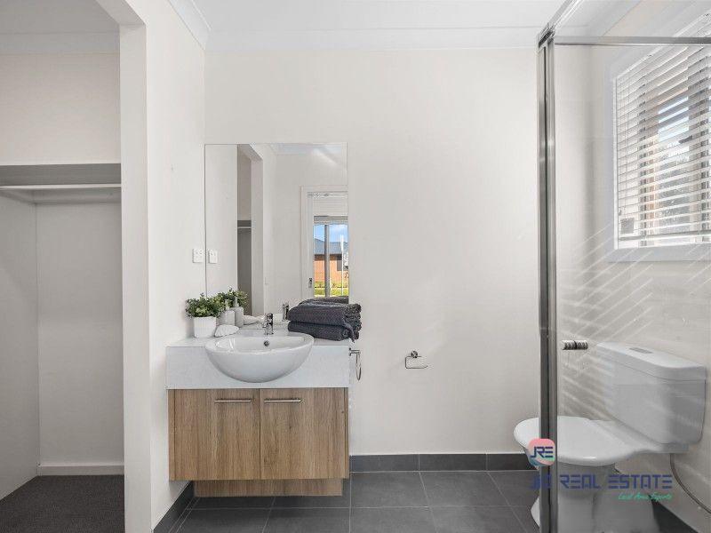 2 Blackscroft Road, Thornhill Park VIC