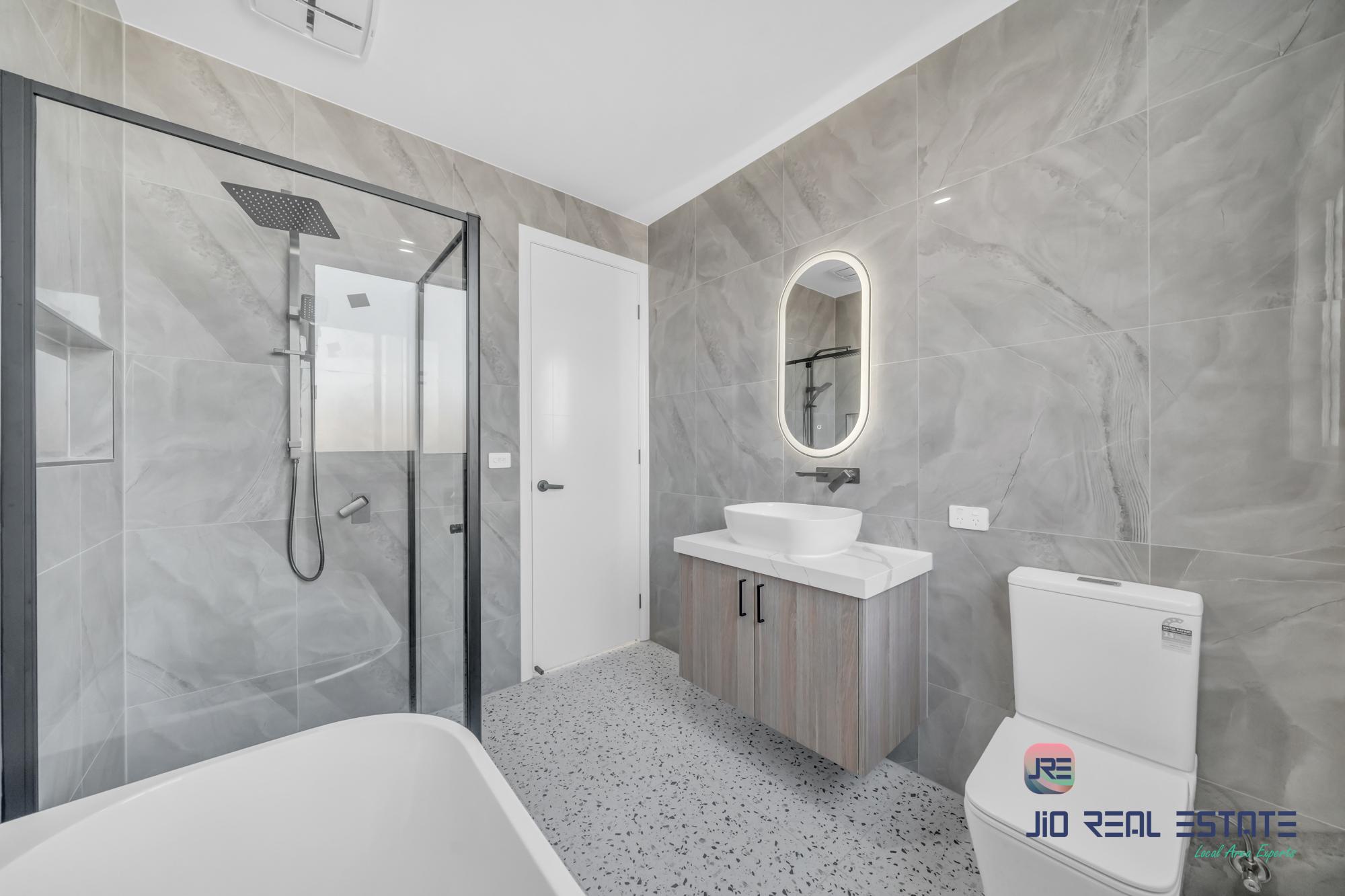 16 Dibiase Grove, Thornhill Park VIC