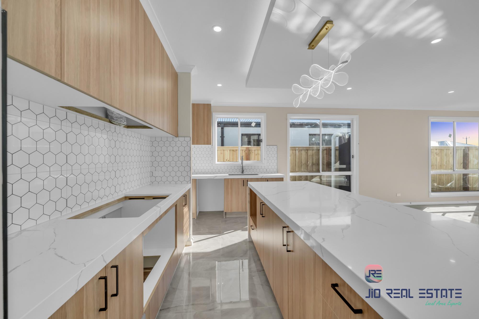 16 Dibiase Grove, Thornhill Park VIC