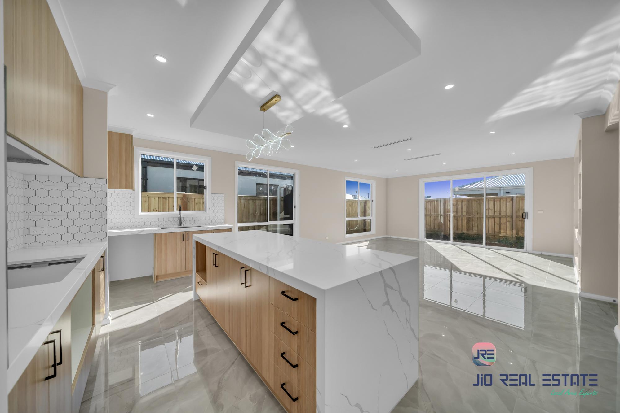 16 Dibiase Grove, Thornhill Park VIC