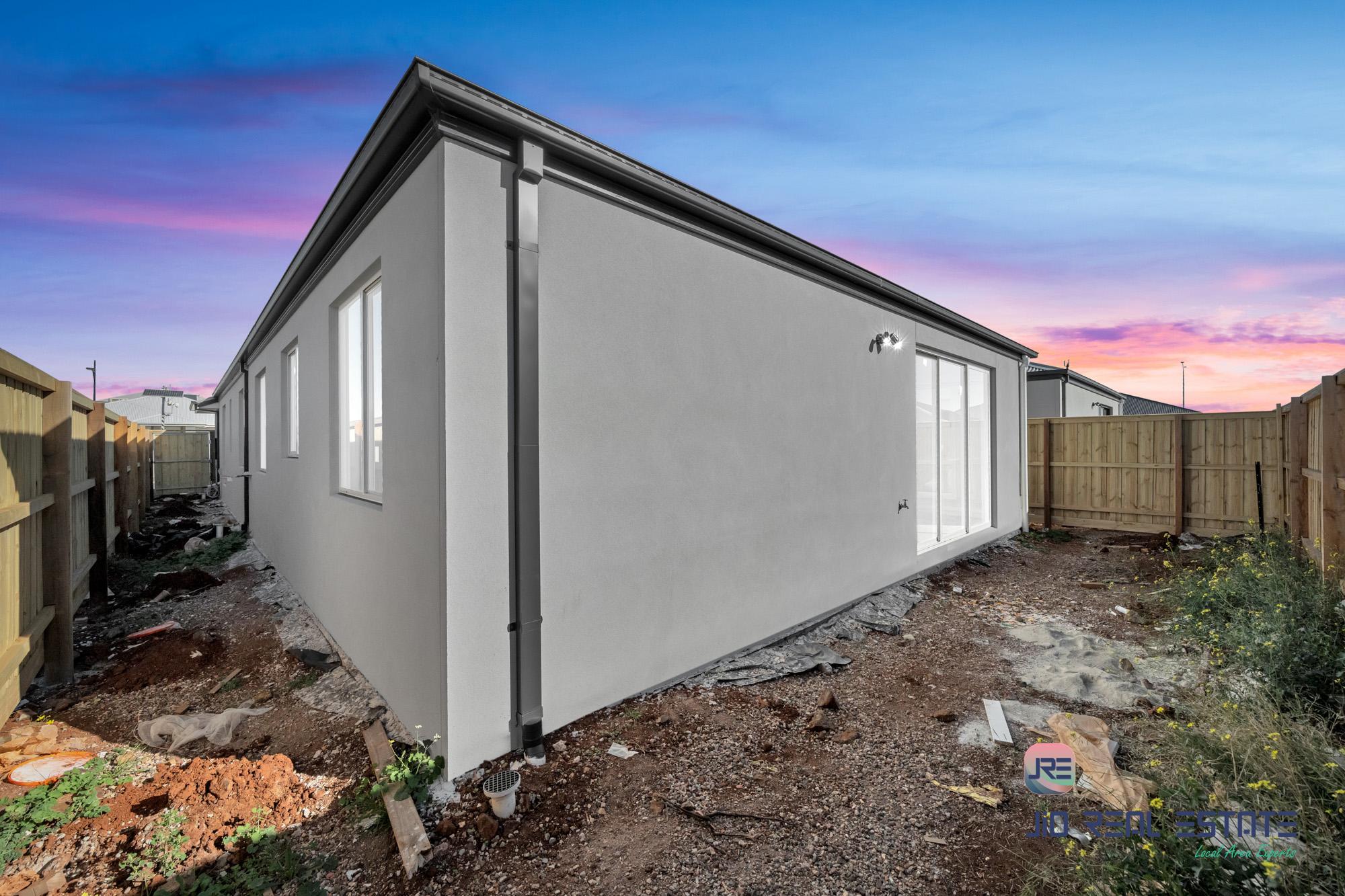 16 Dibiase Grove, Thornhill Park VIC