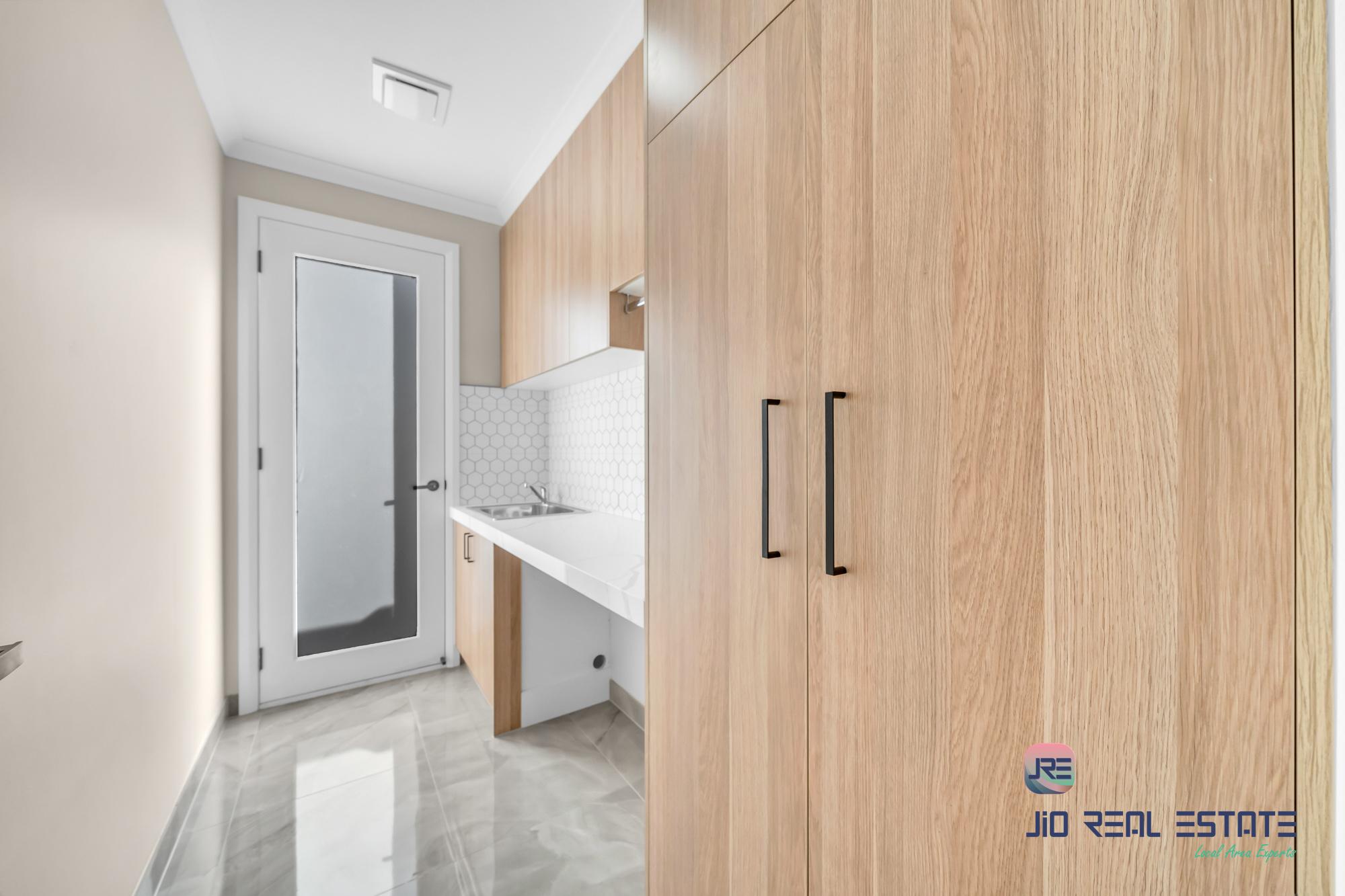 16 Dibiase Grove, Thornhill Park VIC