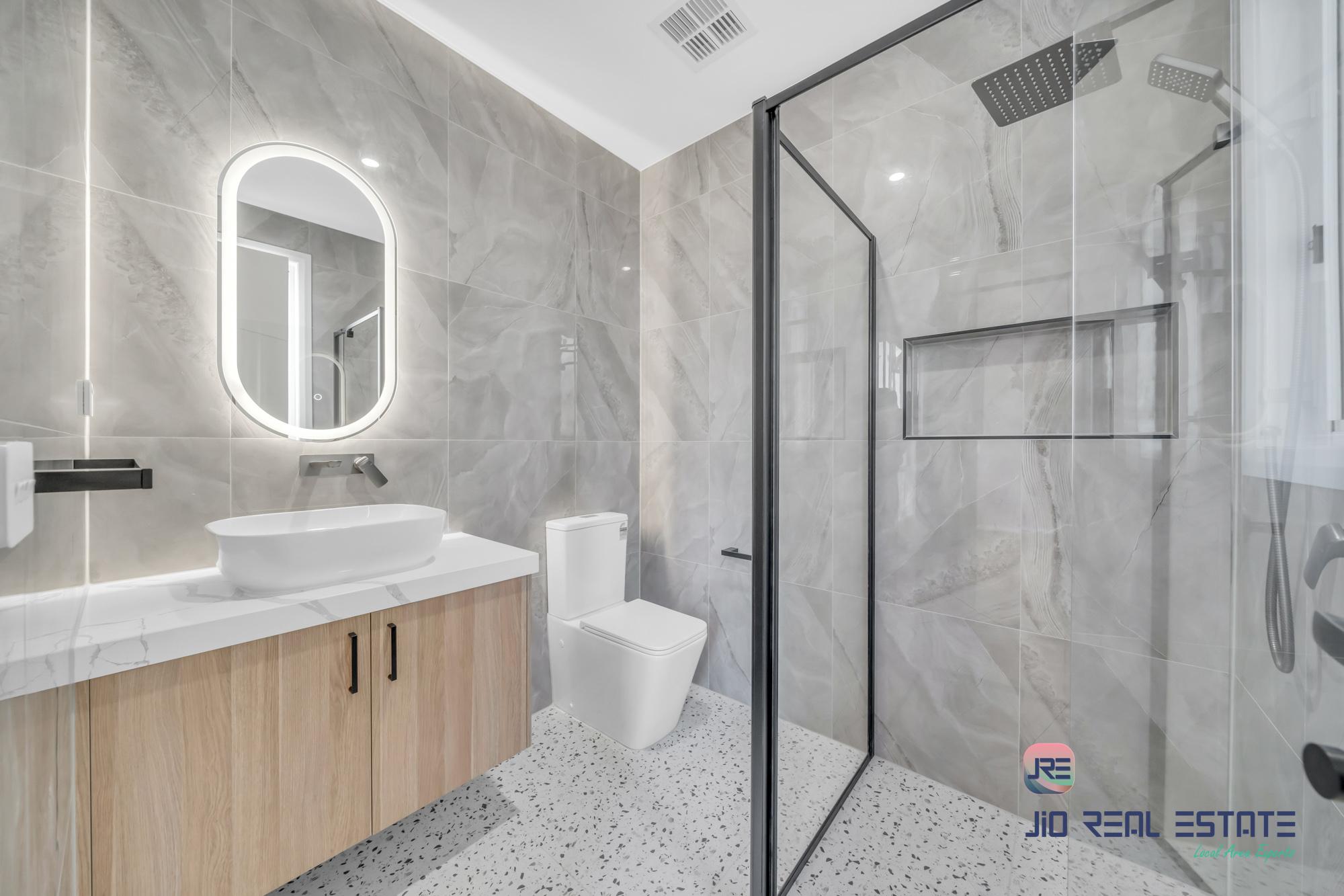 16 Dibiase Grove, Thornhill Park VIC