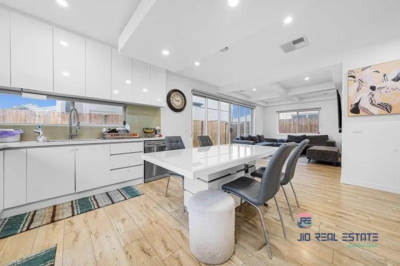 17 Morningside Drive, Thornhill Park VIC