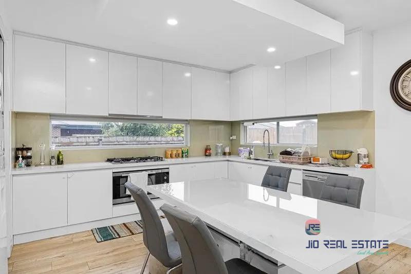 17 Morningside Drive, Thornhill Park VIC