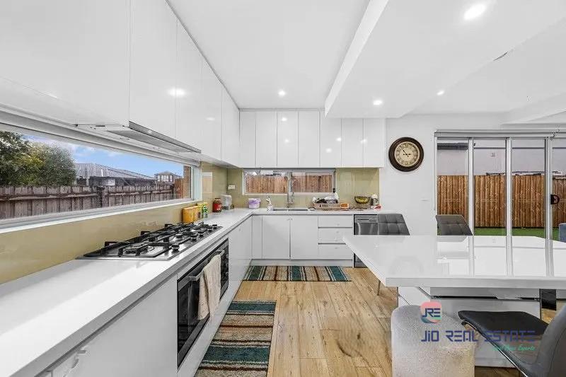 17 Morningside Drive, Thornhill Park VIC