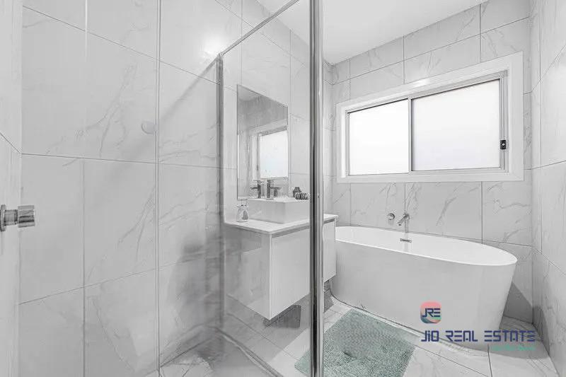 17 Morningside Drive, Thornhill Park VIC