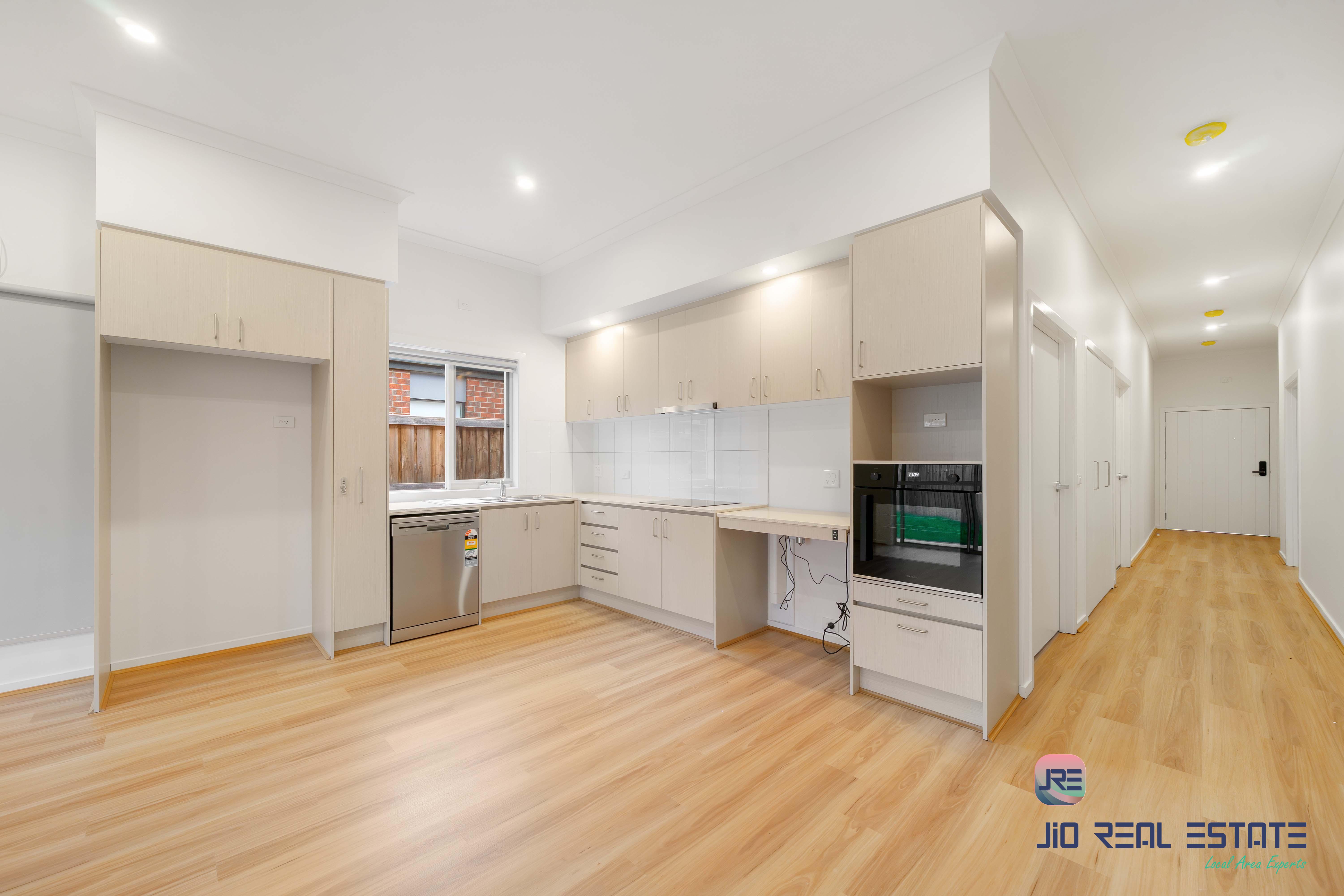 33 Morningside Drive, Thornhill Park VIC