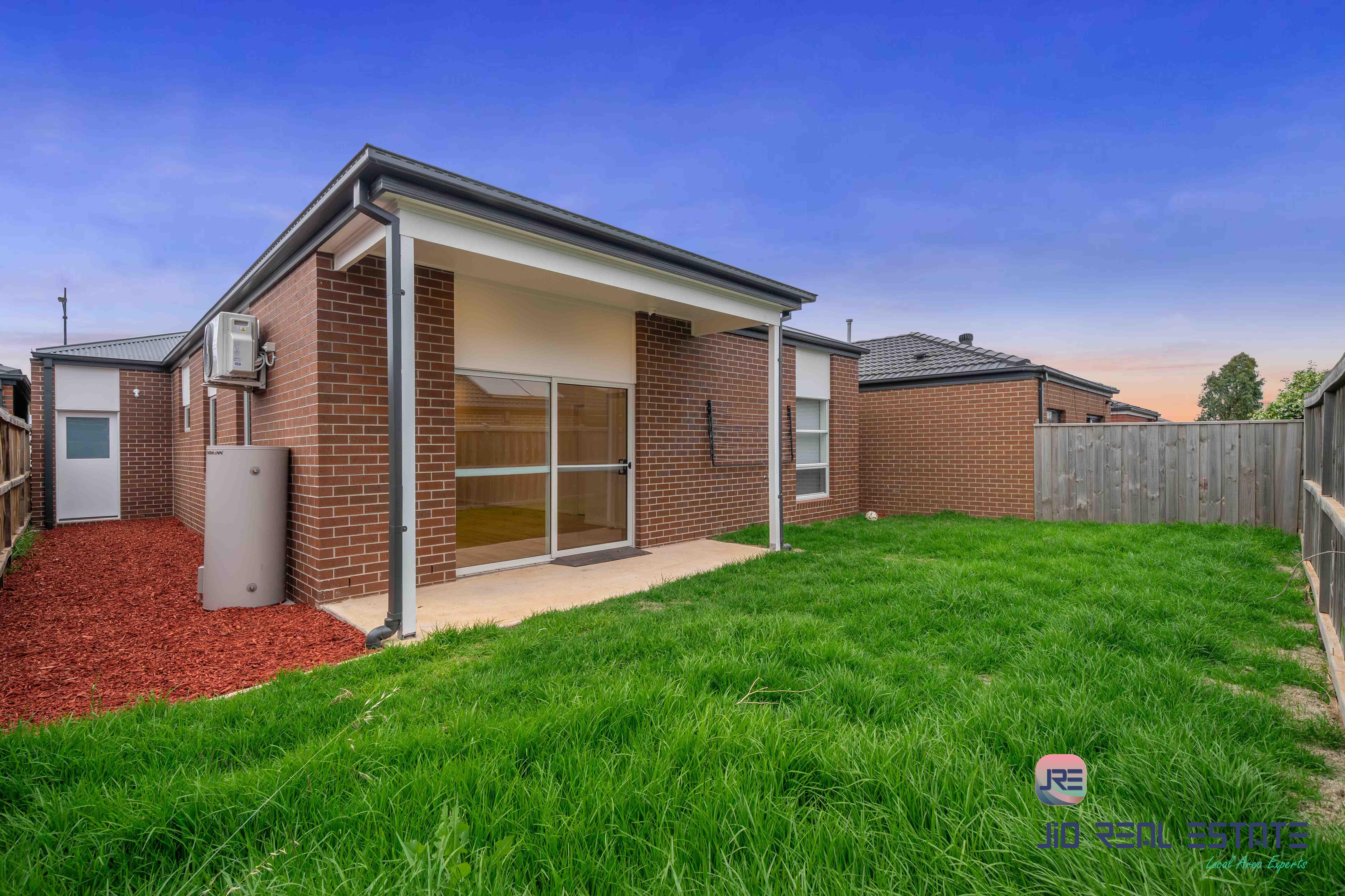 33 Morningside Drive, Thornhill Park VIC