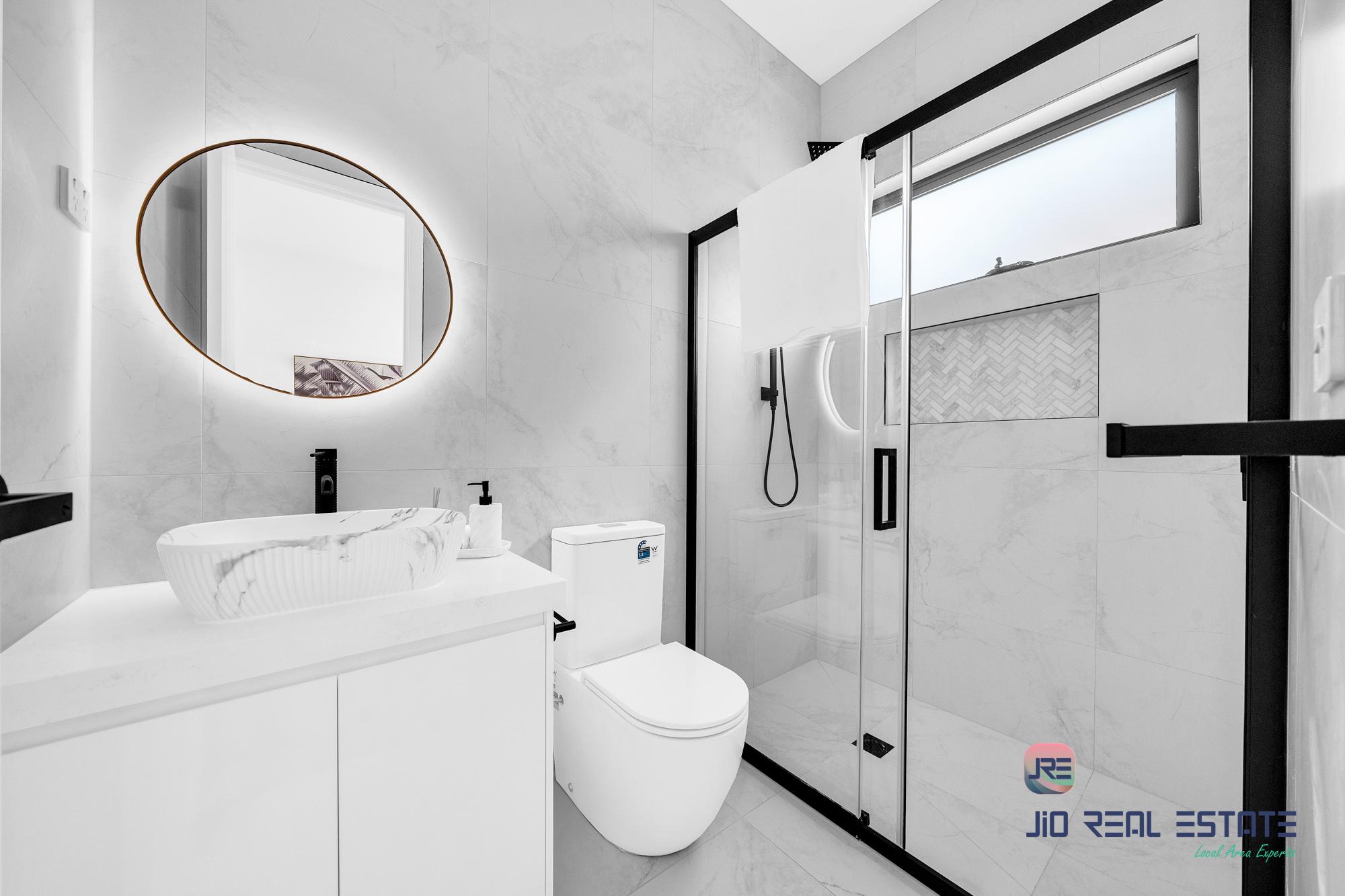 8 Linburn Street, Thornhill Park VIC