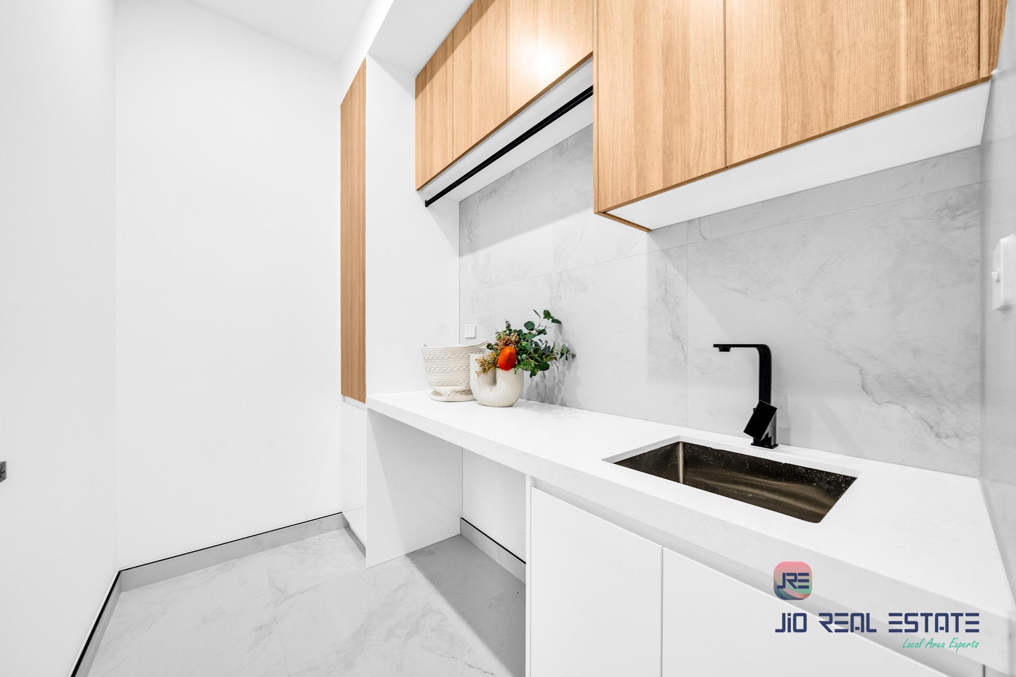 8 Linburn Street, Thornhill Park VIC