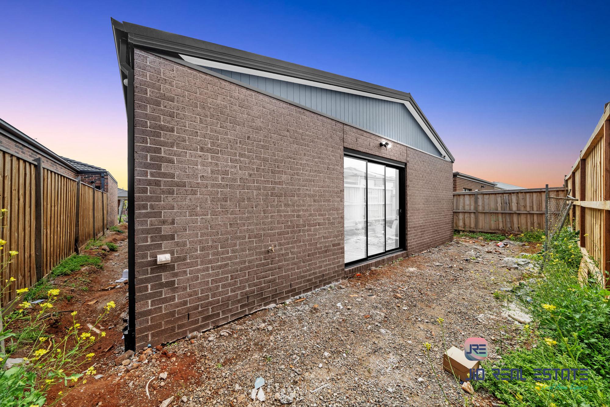 8 Linburn Street, Thornhill Park VIC