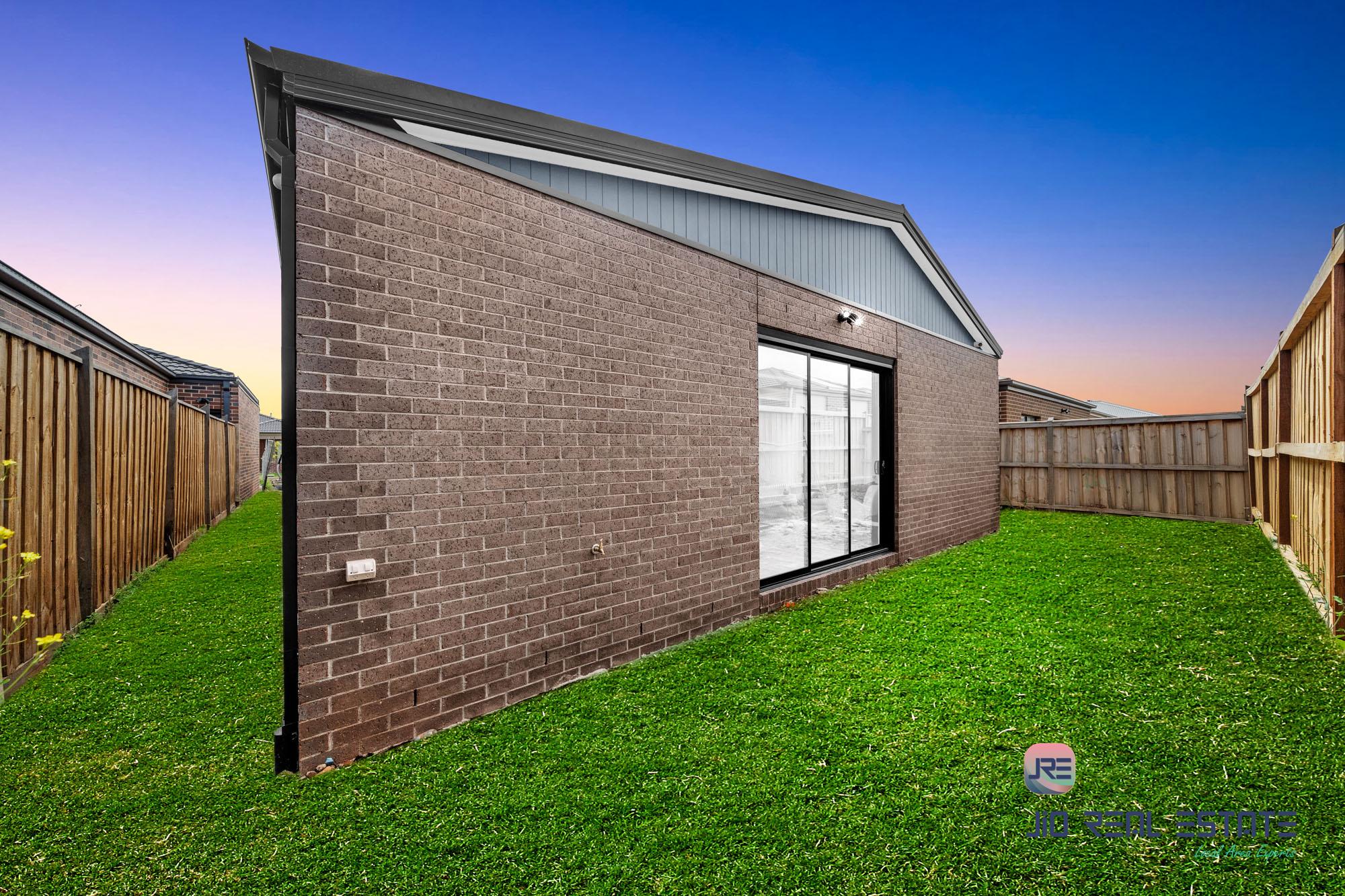 8 Linburn Street, Thornhill Park VIC