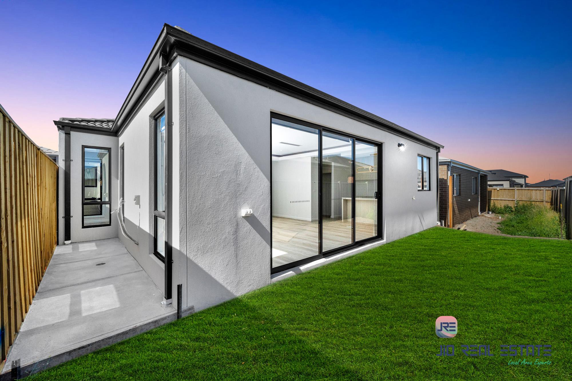 17 Peatland Road, Fraser Rise VIC