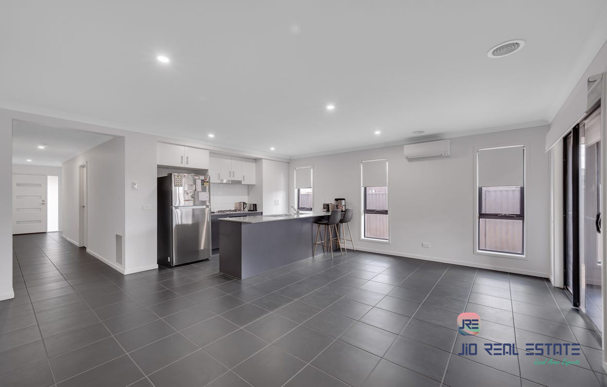 12 Ambervue Drive, Cobblebank VIC