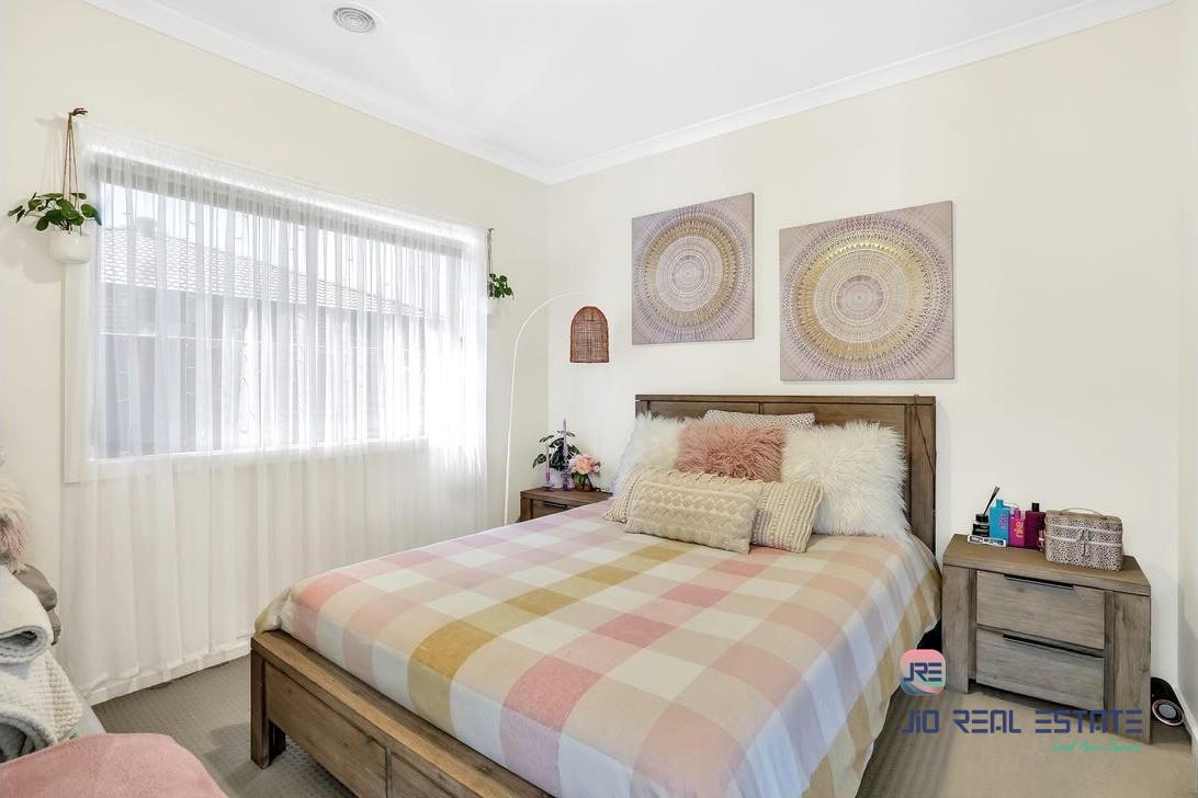 8 Embleton Chase, Weir Views VIC