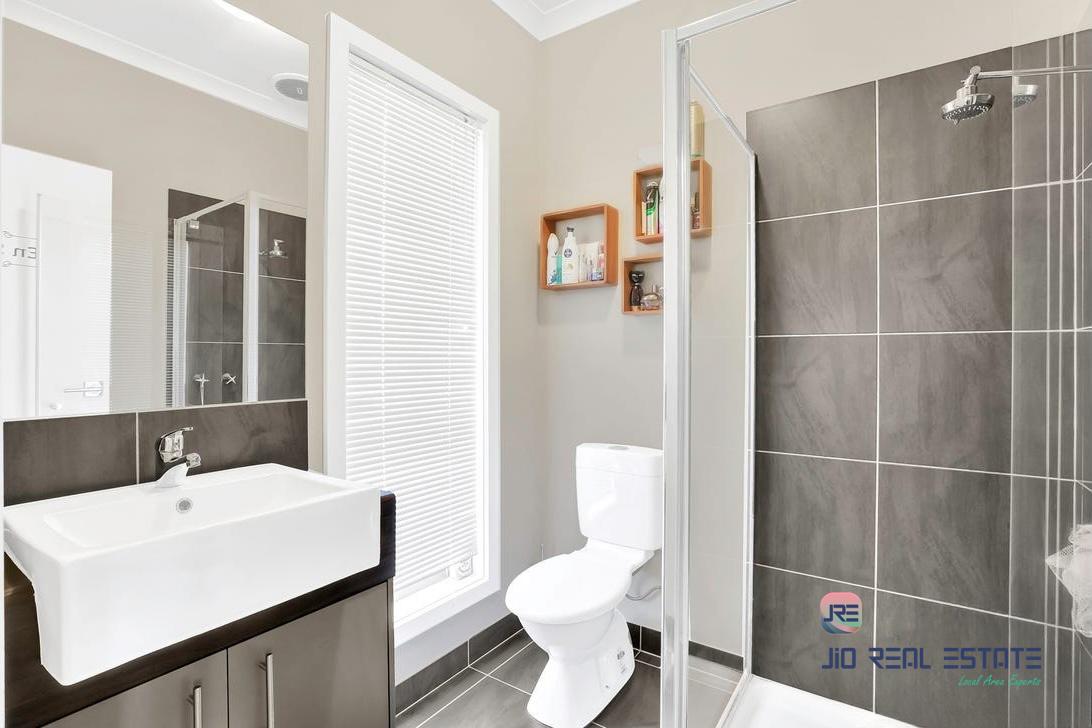 8 Embleton Chase, Weir Views VIC