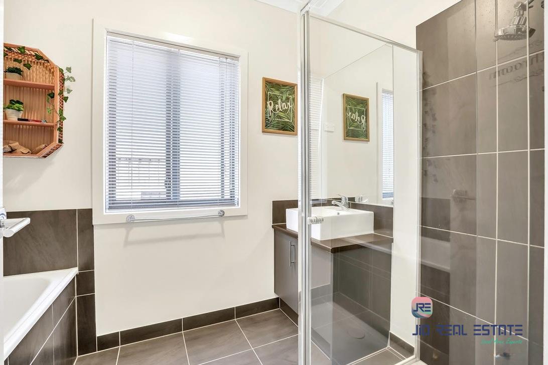 8 Embleton Chase, Weir Views VIC