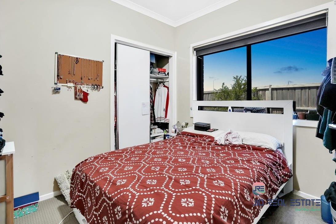 8 Embleton Chase, Weir Views VIC