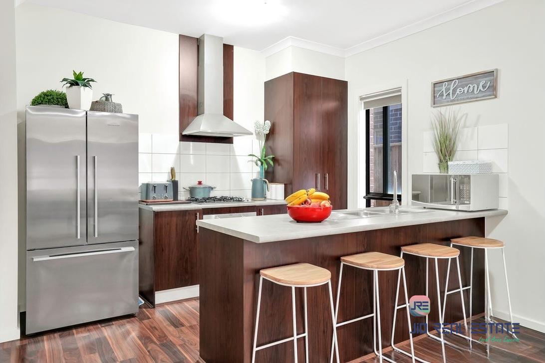 8 Embleton Chase, Weir Views VIC