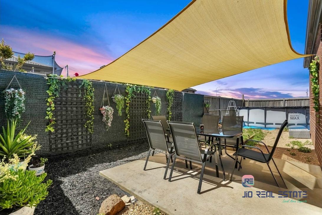 8 Embleton Chase, Weir Views VIC