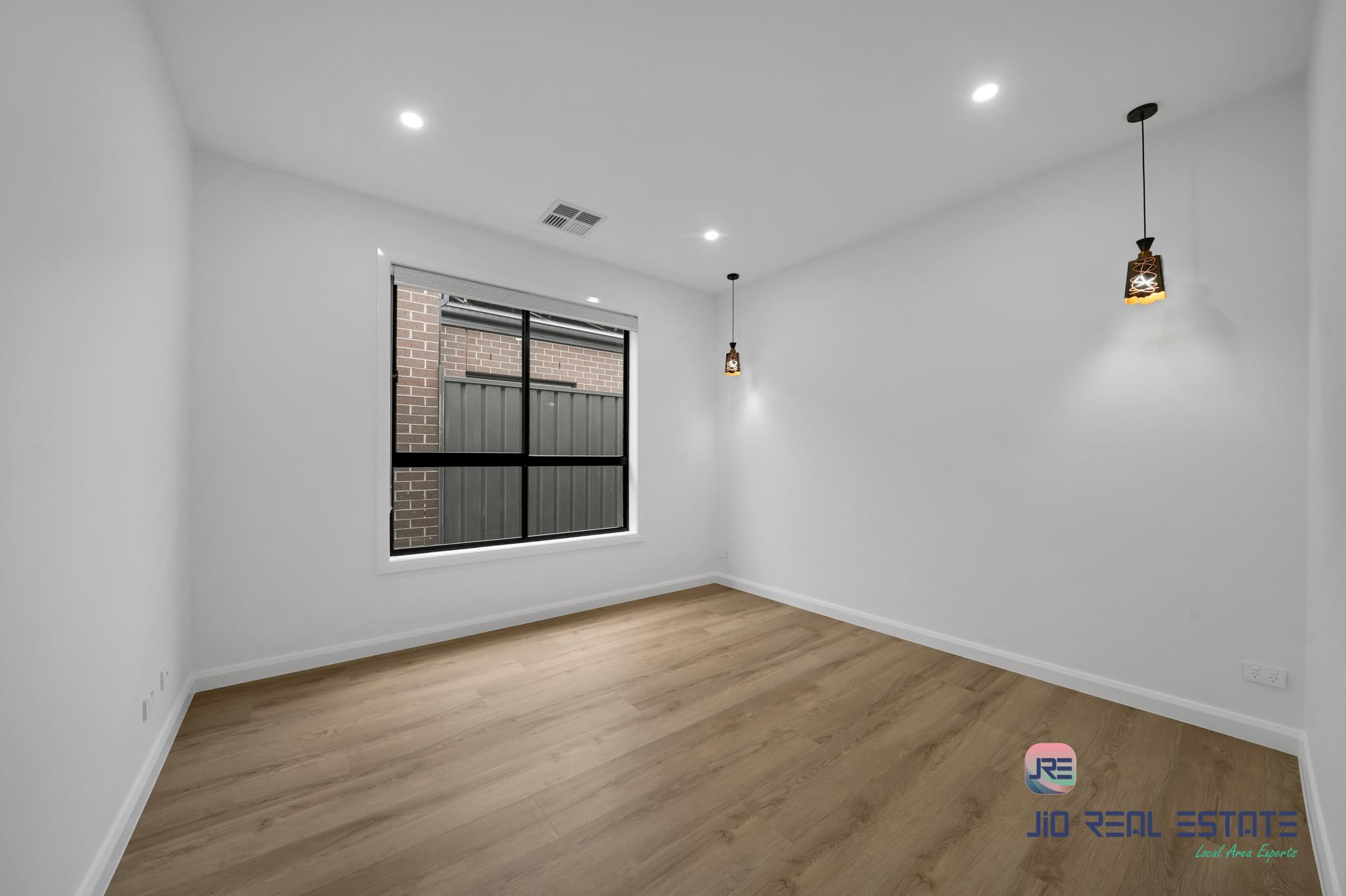 8 Heron Way, Melton South VIC