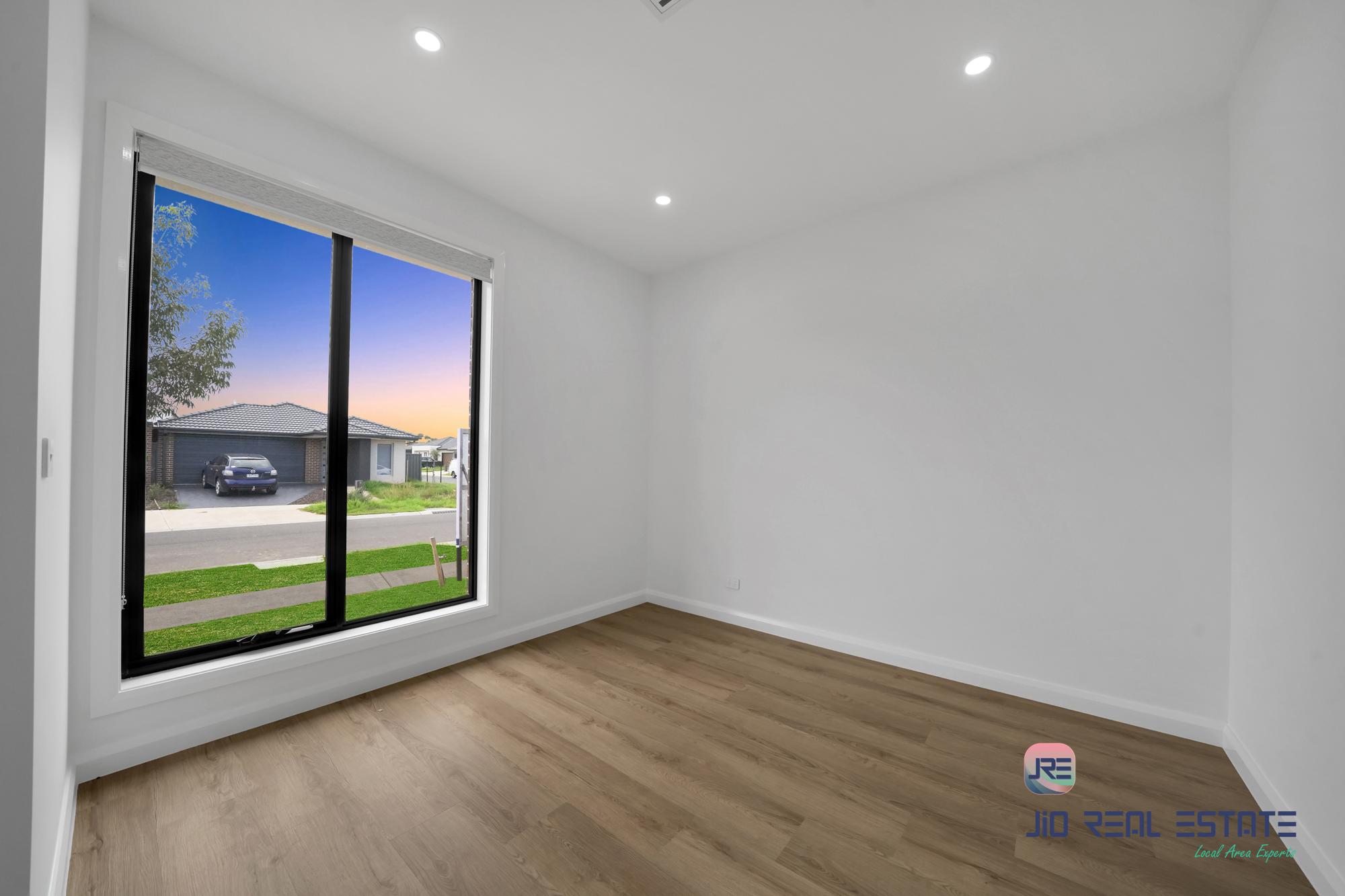 8 Heron Way, Melton South VIC