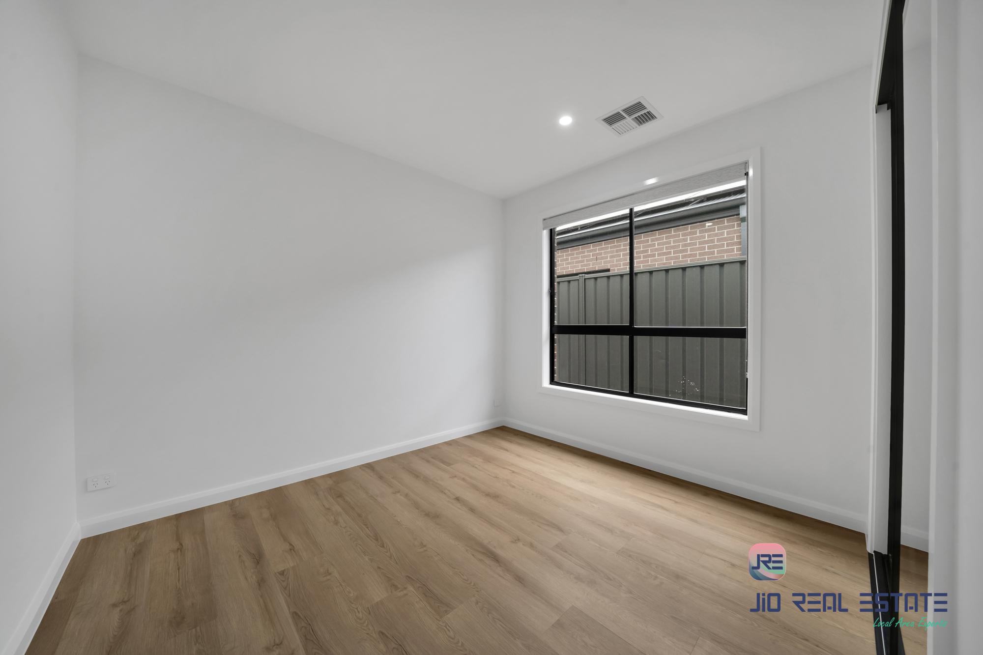 8 Heron Way, Melton South VIC
